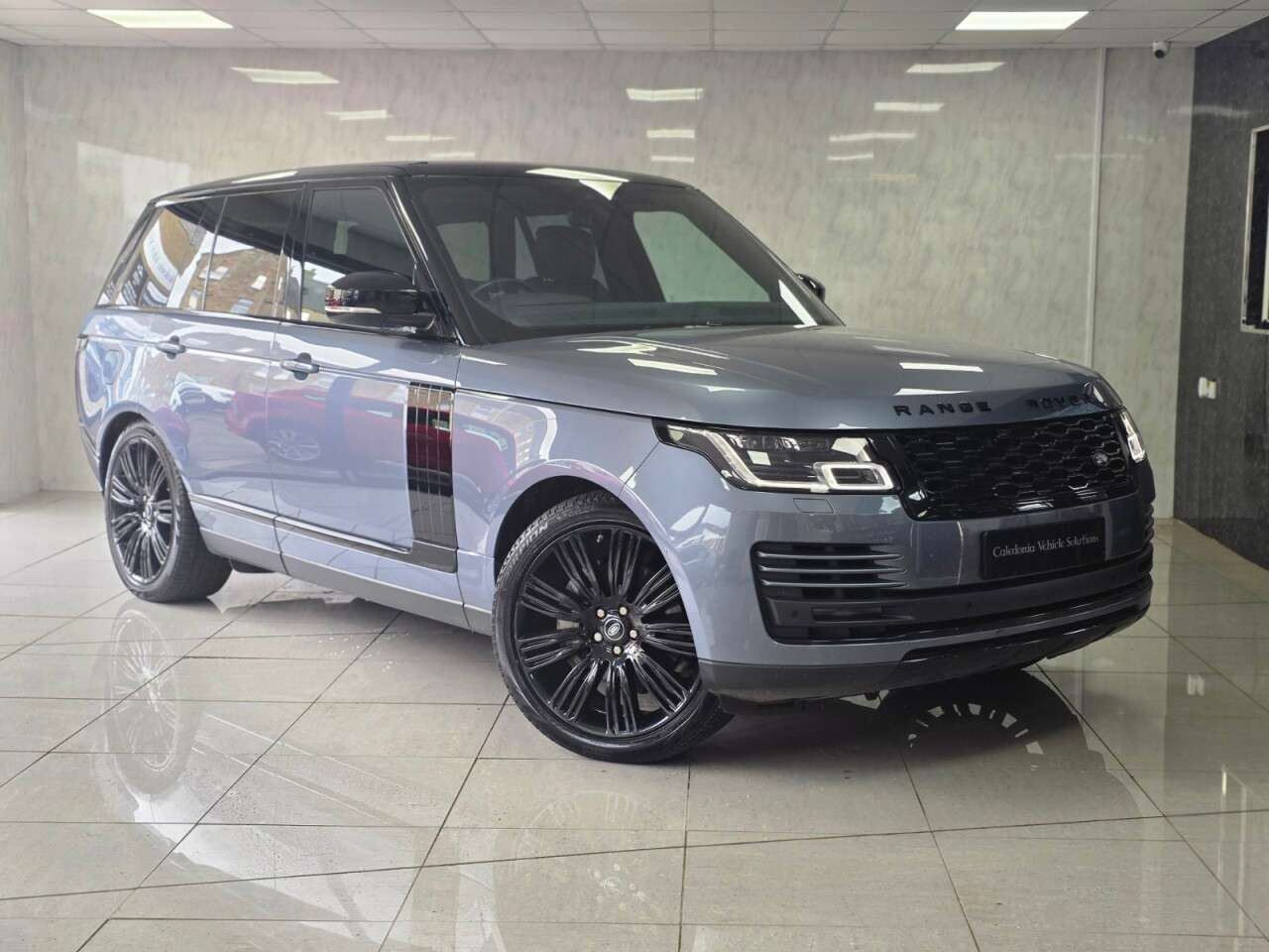 A 2021 LAND ROVER RANGE ROVER 3.0 D300 MHEV Westminster Black SUV 5dr Diesel Auto 4WD Euro 6 (s/s) (300 p A 2021 LAND ROVER RANGE ROVER 3.0 D300 MHEV Westminster Black SUV 5dr Diesel Auto 4WD Euro 6 (s/s) (300 p