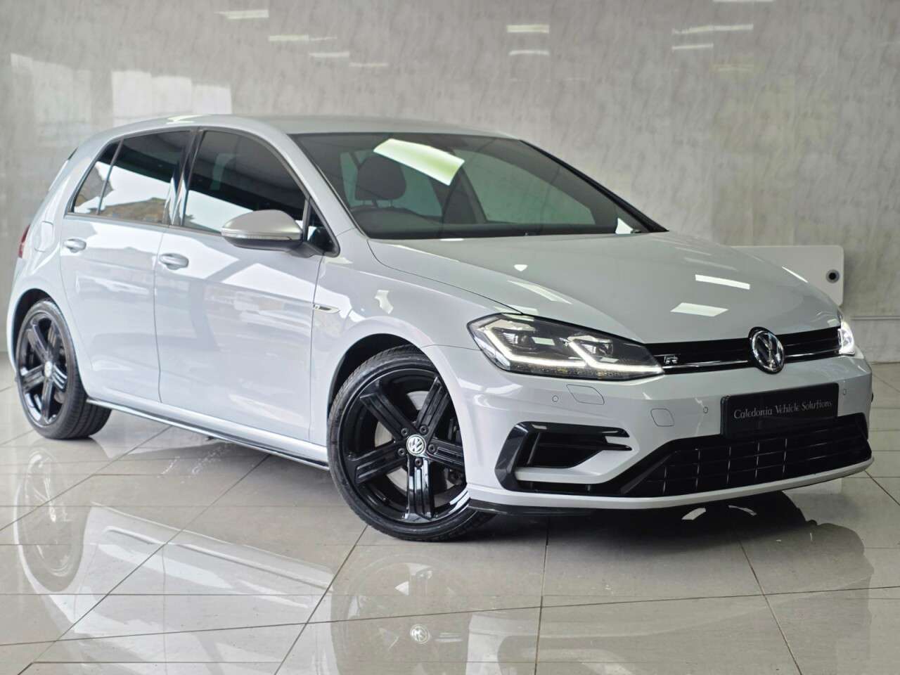 A 2019 VOLKSWAGEN GOLF 2.0 TSI R Hatchback 5dr Petrol DSG 4Motion Euro 6 (s/s) (300 ps) A 2019 VOLKSWAGEN GOLF 2.0 TSI R Hatchback 5dr Petrol DSG 4Motion Euro 6 (s/s) (300 ps)