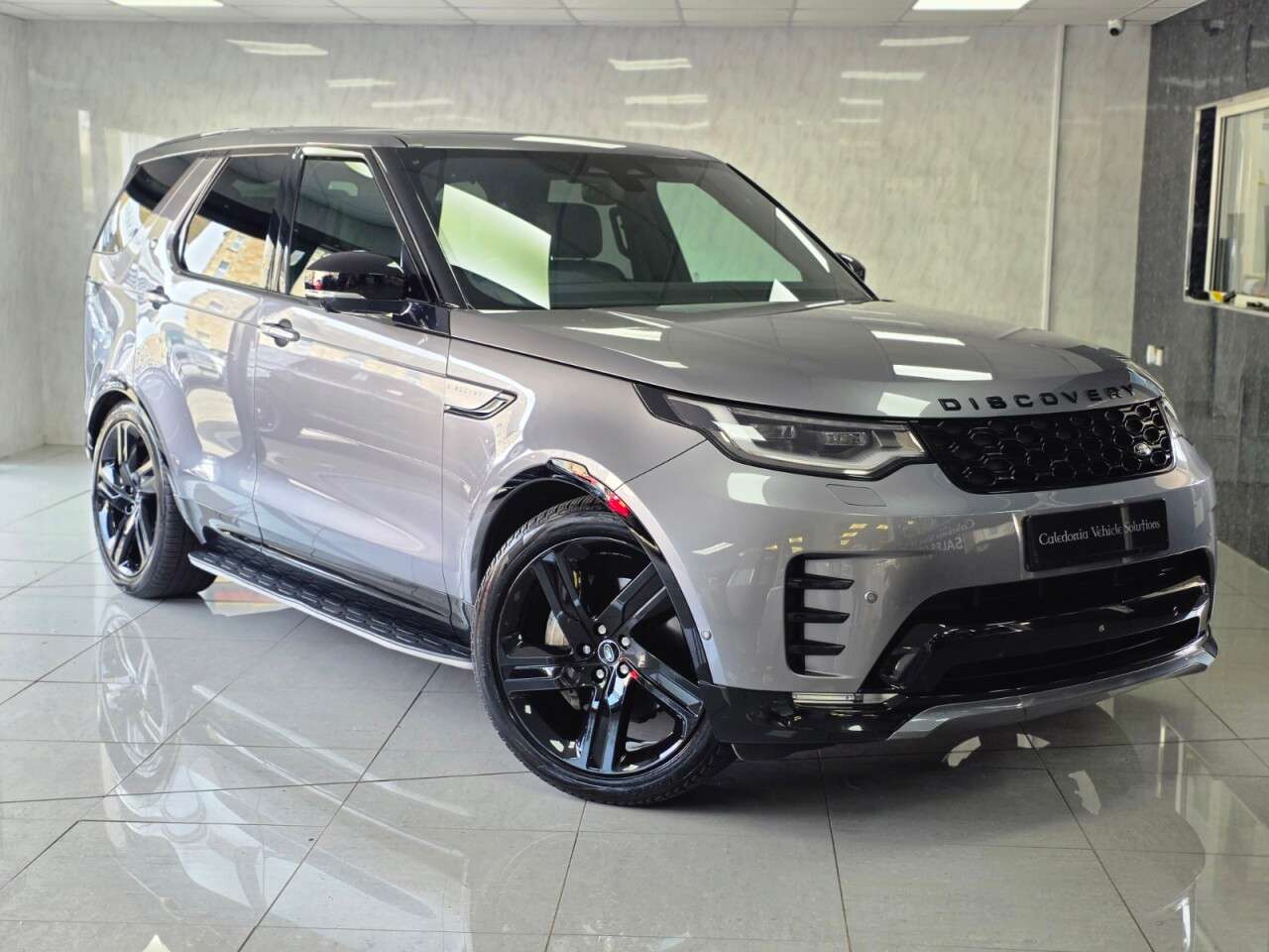 A 2021 LAND ROVER DISCOVERY 3.0 D300 MHEV R-Dynamic SE SUV 5dr Diesel Auto 4WD Euro 6 (s/s) (300 ps) A 2021 LAND ROVER DISCOVERY 3.0 D300 MHEV R-Dynamic SE SUV 5dr Diesel Auto 4WD Euro 6 (s/s) (300 ps)