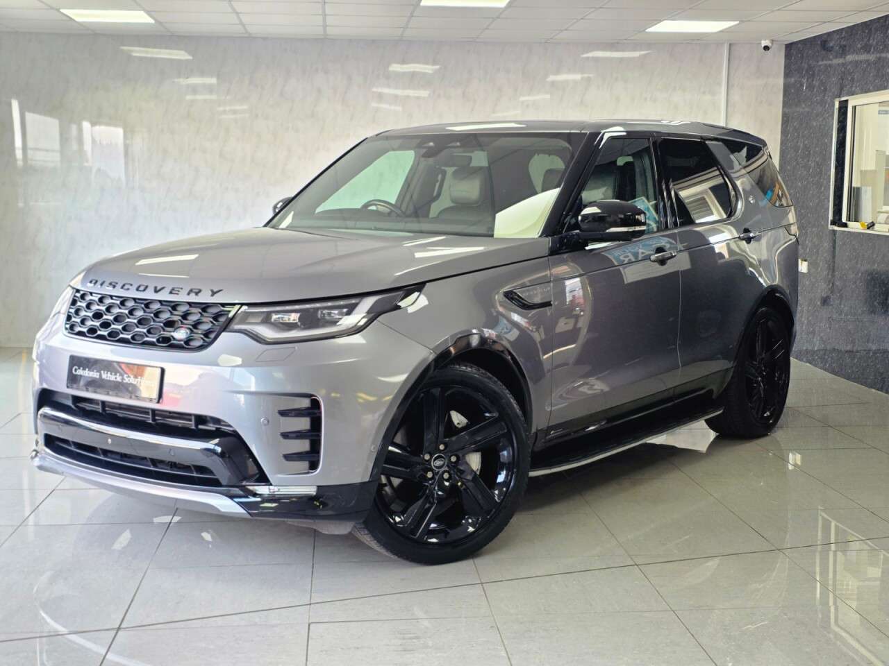 A 2021 LAND ROVER DISCOVERY 3.0 D300 MHEV R-Dynamic SE SUV 5dr Diesel Auto 4WD Euro 6 (s/s) (300 ps) A 2021 LAND ROVER DISCOVERY 3.0 D300 MHEV R-Dynamic SE SUV 5dr Diesel Auto 4WD Euro 6 (s/s) (300 ps)