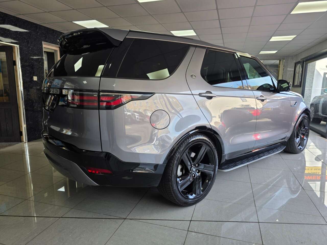 A 2021 LAND ROVER DISCOVERY 3.0 D300 MHEV R-Dynamic SE SUV 5dr Diesel Auto 4WD Euro 6 (s/s) (300 ps) A 2021 LAND ROVER DISCOVERY 3.0 D300 MHEV R-Dynamic SE SUV 5dr Diesel Auto 4WD Euro 6 (s/s) (300 ps)