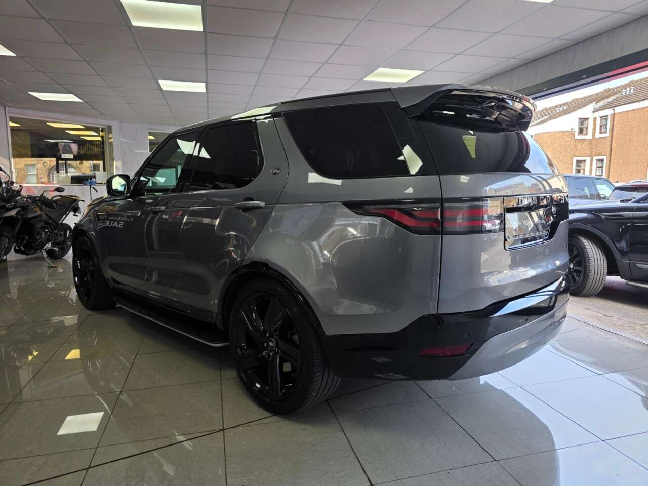 A 2021 LAND ROVER DISCOVERY 3.0 D300 MHEV R-Dynamic SE SUV 5dr Diesel Auto 4WD Euro 6 (s/s) (300 ps) A 2021 LAND ROVER DISCOVERY 3.0 D300 MHEV R-Dynamic SE SUV 5dr Diesel Auto 4WD Euro 6 (s/s) (300 ps)