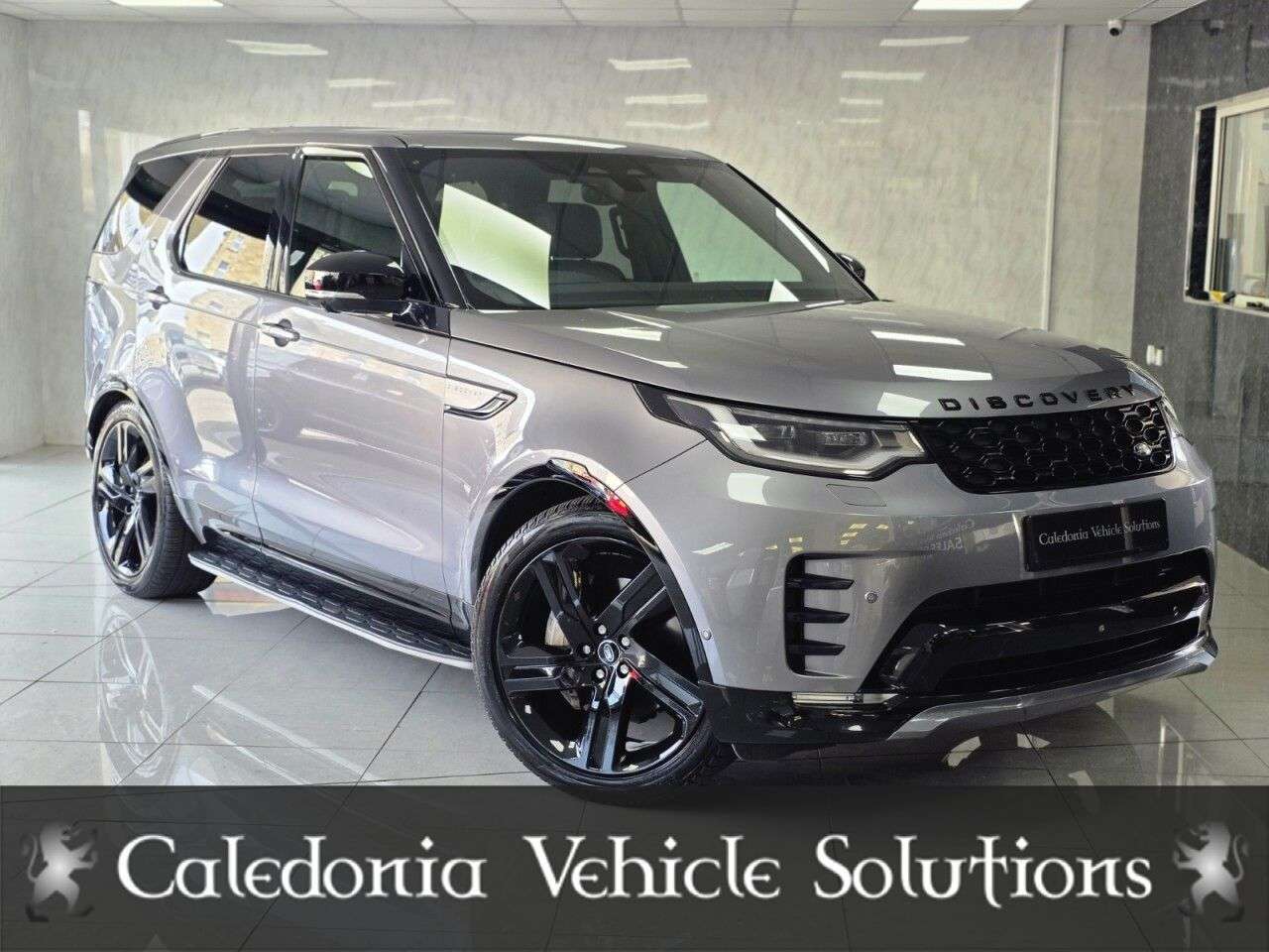 A 2021 LAND ROVER DISCOVERY 3.0 D300 MHEV R-Dynamic SE SUV 5dr Diesel Auto 4WD Euro 6 (s/s) (300 ps) 7 A 2021 LAND ROVER DISCOVERY 3.0 D300 MHEV R-Dynamic SE SUV 5dr Diesel Auto 4WD Euro 6 (s/s) (300 ps) 7