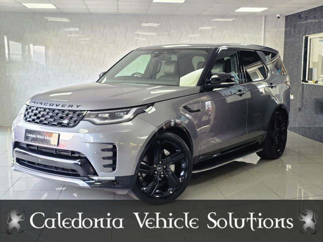 A 2021 LAND ROVER DISCOVERY 3.0 D300 MHEV R-Dynamic SE SUV 5dr Diesel Auto 4WD Euro 6 (s/s) (300 ps) 7 A 2021 LAND ROVER DISCOVERY 3.0 D300 MHEV R-Dynamic SE SUV 5dr Diesel Auto 4WD Euro 6 (s/s) (300 ps) 7