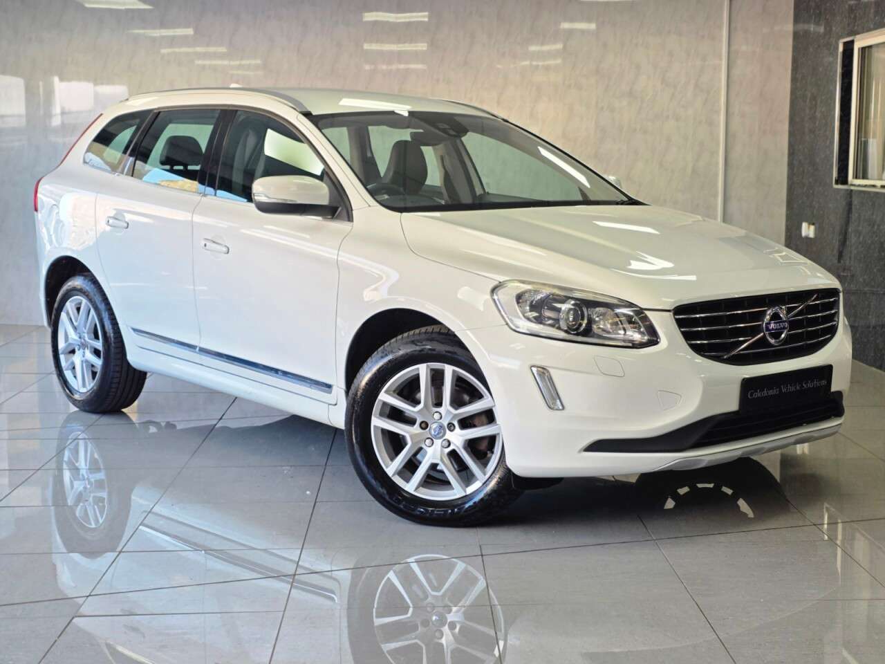 A 2017 VOLVO XC60 2.4 D5 SE Lux Nav SUV 5dr Diesel Auto AWD Euro 6 (s/s) (220 ps) A 2017 VOLVO XC60 2.4 D5 SE Lux Nav SUV 5dr Diesel Auto AWD Euro 6 (s/s) (220 ps)