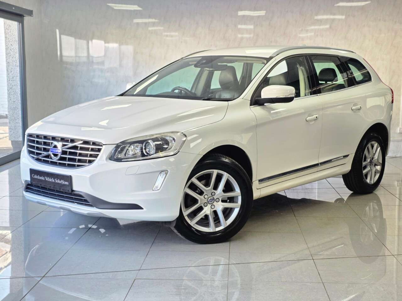 A 2017 VOLVO XC60 2.4 D5 SE Lux Nav SUV 5dr Diesel Auto AWD Euro 6 (s/s) (220 ps) A 2017 VOLVO XC60 2.4 D5 SE Lux Nav SUV 5dr Diesel Auto AWD Euro 6 (s/s) (220 ps)