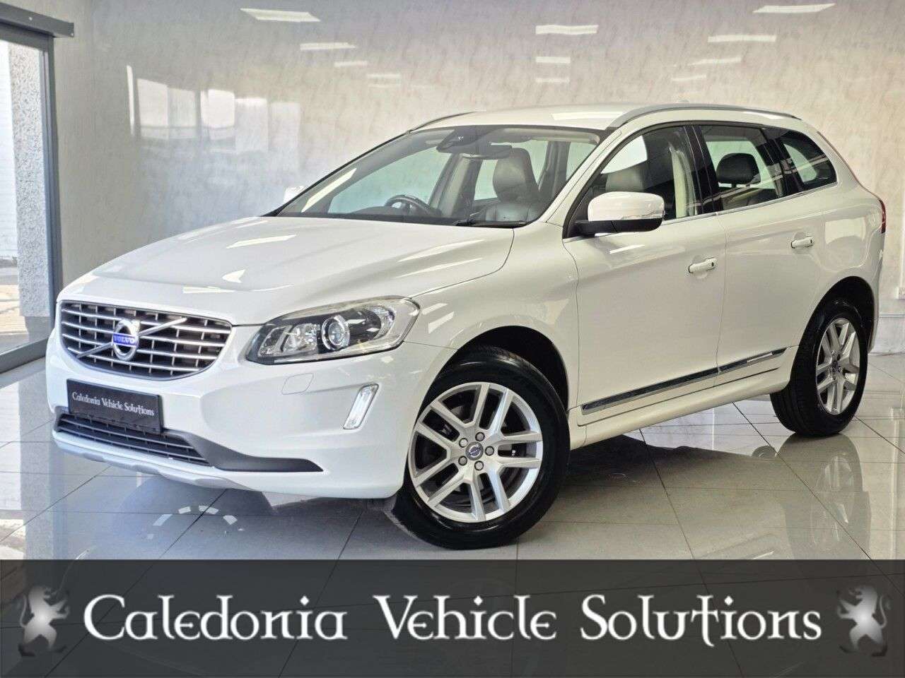 A 2017 VOLVO XC60 2.4 D5 SE Lux Nav SUV 5dr Diesel Auto AWD Euro 6 (s/s) (220 ps) A 2017 VOLVO XC60 2.4 D5 SE Lux Nav SUV 5dr Diesel Auto AWD Euro 6 (s/s) (220 ps)
