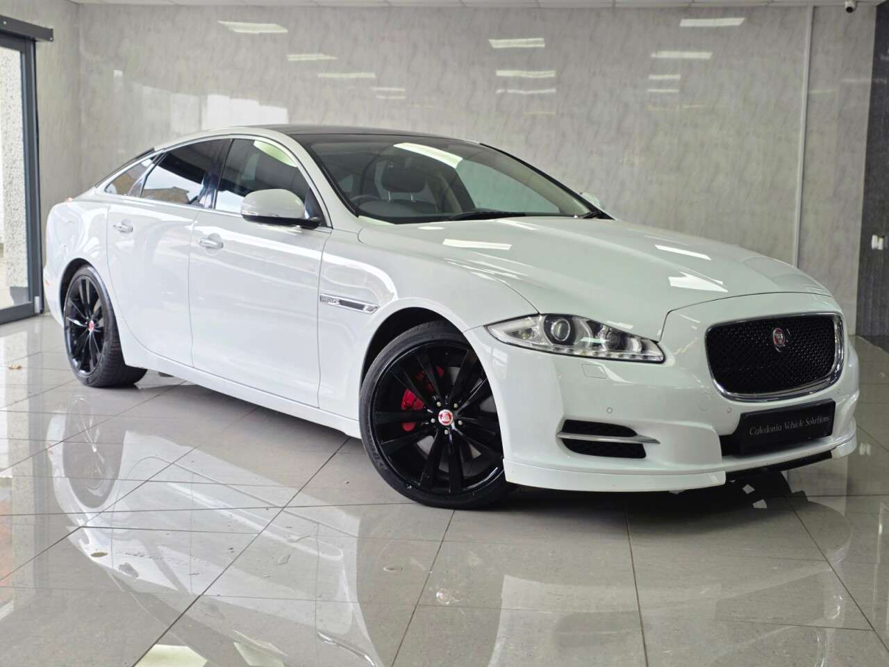 A 2013 JAGUAR XJ 3.0d V6 Portfolio Saloon 4dr Diesel Auto Euro 5 (s/s) (275 ps) A 2013 JAGUAR XJ 3.0d V6 Portfolio Saloon 4dr Diesel Auto Euro 5 (s/s) (275 ps)