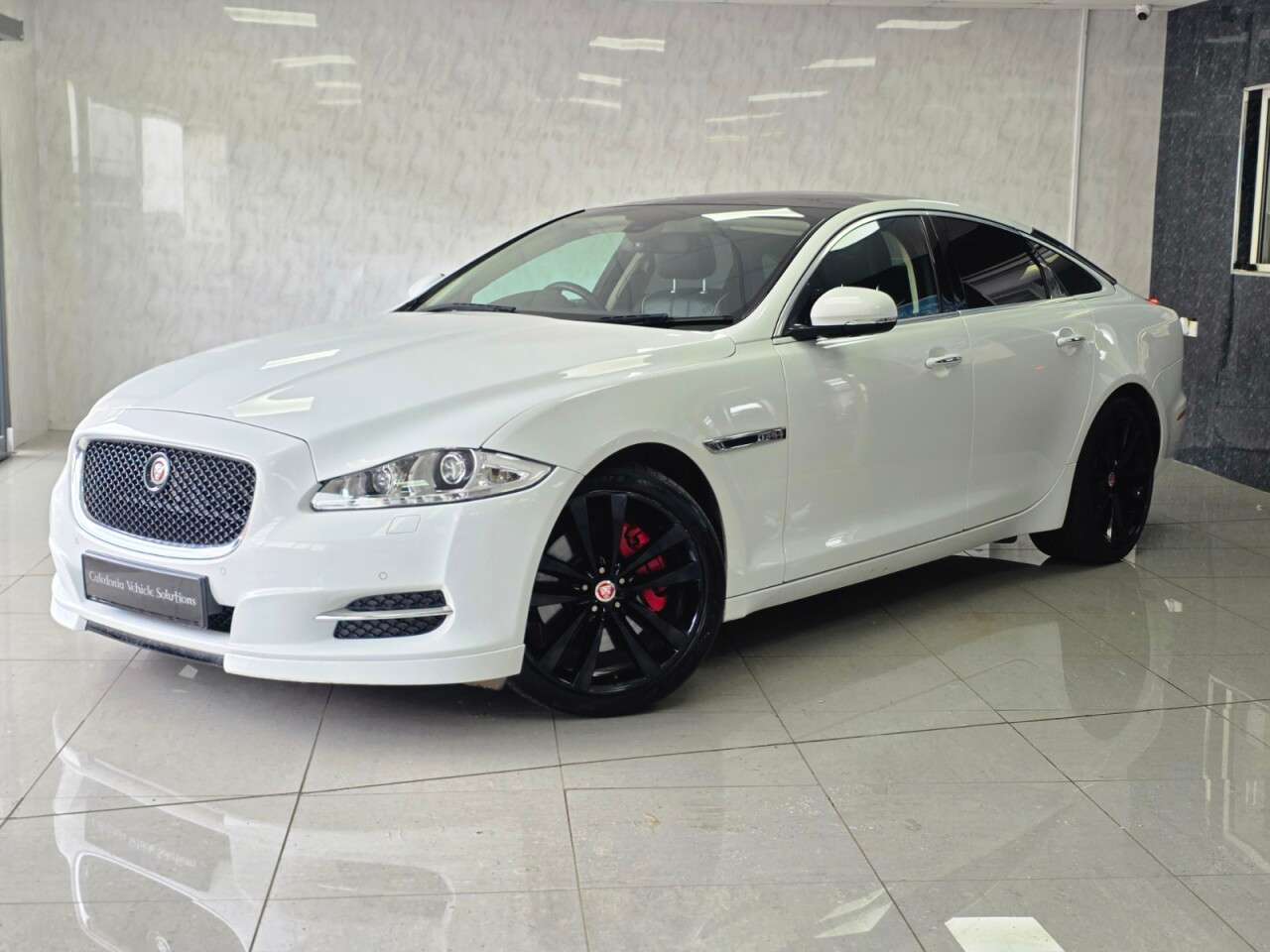 A 2013 JAGUAR XJ 3.0d V6 Portfolio Saloon 4dr Diesel Auto Euro 5 (s/s) (275 ps) A 2013 JAGUAR XJ 3.0d V6 Portfolio Saloon 4dr Diesel Auto Euro 5 (s/s) (275 ps)