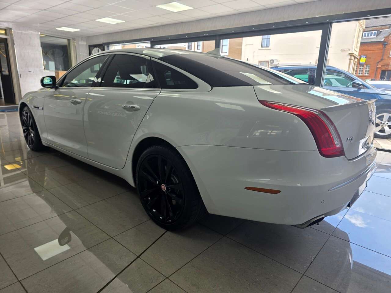A 2013 JAGUAR XJ 3.0d V6 Portfolio Saloon 4dr Diesel Auto Euro 5 (s/s) (275 ps) A 2013 JAGUAR XJ 3.0d V6 Portfolio Saloon 4dr Diesel Auto Euro 5 (s/s) (275 ps)