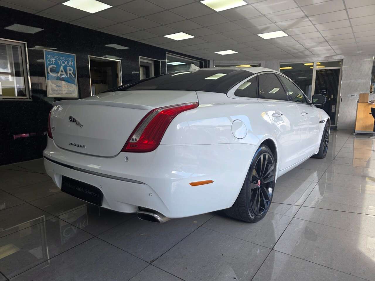 A 2013 JAGUAR XJ 3.0d V6 Portfolio Saloon 4dr Diesel Auto Euro 5 (s/s) (275 ps) A 2013 JAGUAR XJ 3.0d V6 Portfolio Saloon 4dr Diesel Auto Euro 5 (s/s) (275 ps)