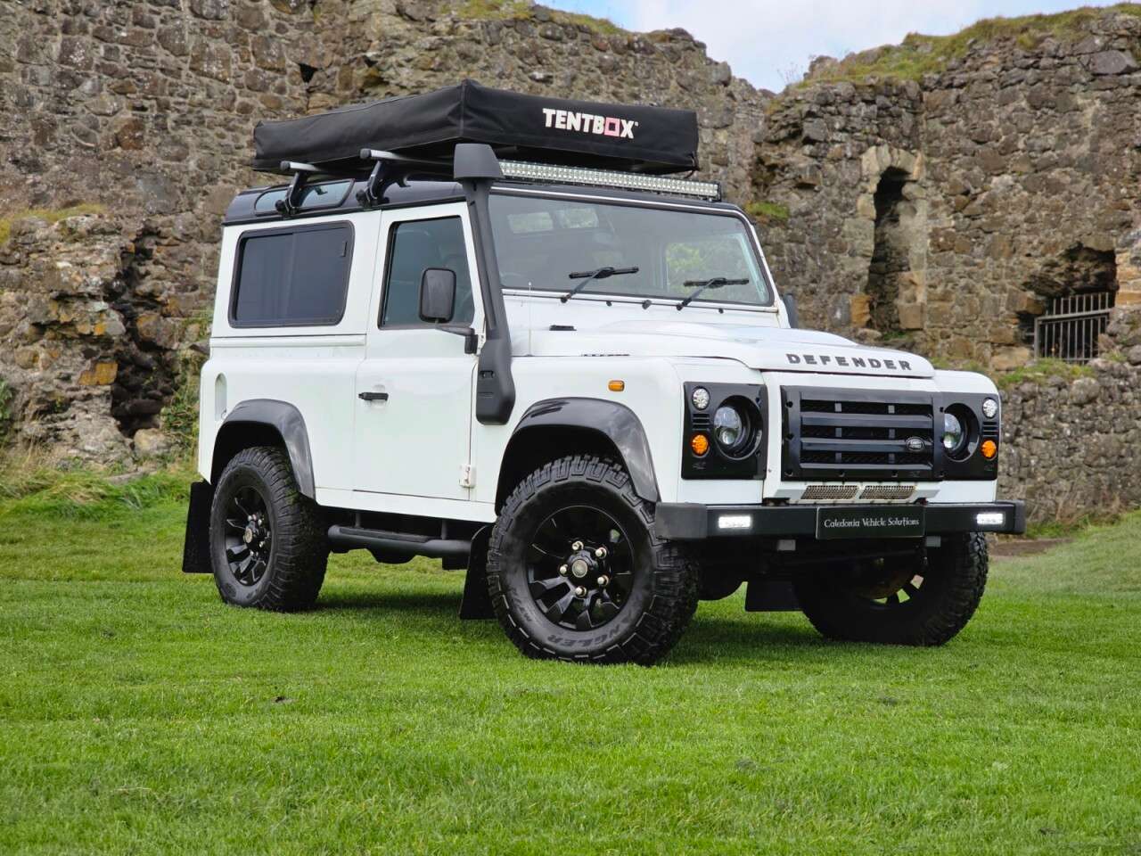 A 2013 LAND ROVER DEFENDER 90 2.2 TDCi Hard Top SUV 3dr Diesel Manual 4WD SWB Euro 5 (122 ps) ONLY 39K MI A 2013 LAND ROVER DEFENDER 90 2.2 TDCi Hard Top SUV 3dr Diesel Manual 4WD SWB Euro 5 (122 ps) ONLY 39K MI