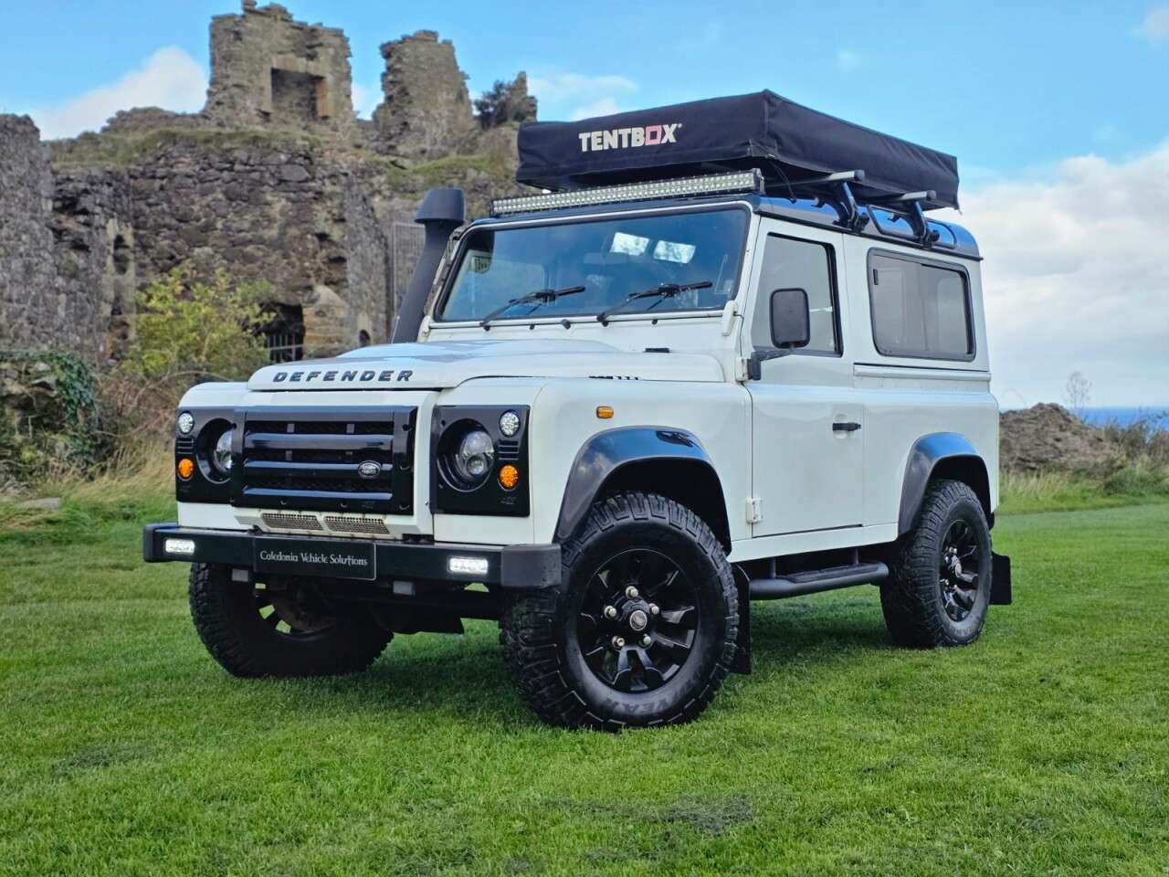 A 2013 LAND ROVER DEFENDER 90 2.2 TDCi Hard Top SUV 3dr Diesel Manual 4WD SWB Euro 5 (122 ps) ONLY 39K MI A 2013 LAND ROVER DEFENDER 90 2.2 TDCi Hard Top SUV 3dr Diesel Manual 4WD SWB Euro 5 (122 ps) ONLY 39K MI
