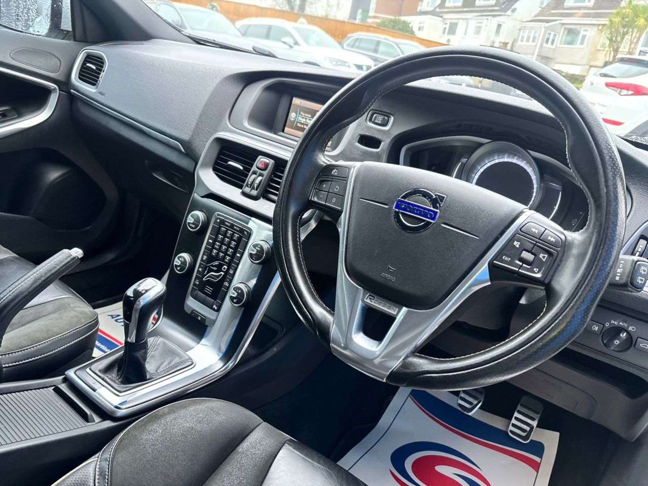 A 2016 VOLVO V40 2.0 T2 R-Design Hatchback 5dr Petrol Manual Euro 6 (s/s) (122 ps) A 2016 VOLVO V40 2.0 T2 R-Design Hatchback 5dr Petrol Manual Euro 6 (s/s) (122 ps)