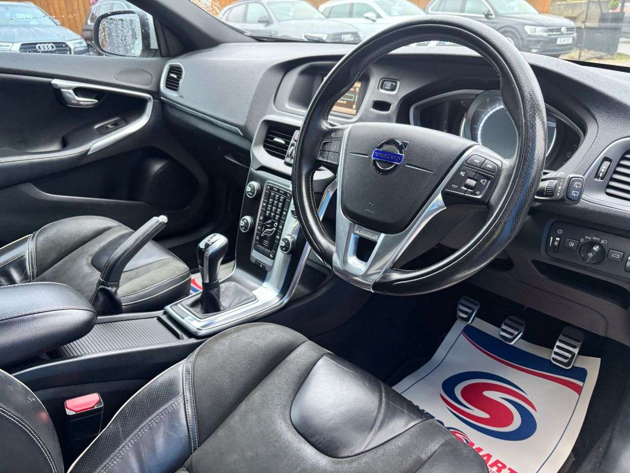 A 2016 VOLVO V40 2.0 T2 R-Design Hatchback 5dr Petrol Manual Euro 6 (s/s) (122 ps) A 2016 VOLVO V40 2.0 T2 R-Design Hatchback 5dr Petrol Manual Euro 6 (s/s) (122 ps)