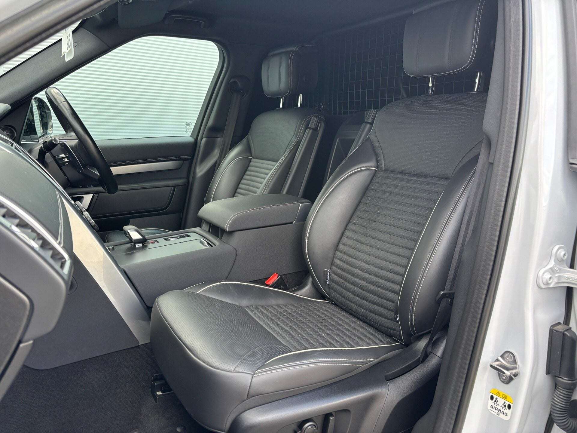 A 2023 LAND ROVER DISCOVERY D300 R-Dynamic HSE MHEV Panel Van A 2023 LAND ROVER DISCOVERY D300 R-Dynamic HSE MHEV Panel Van