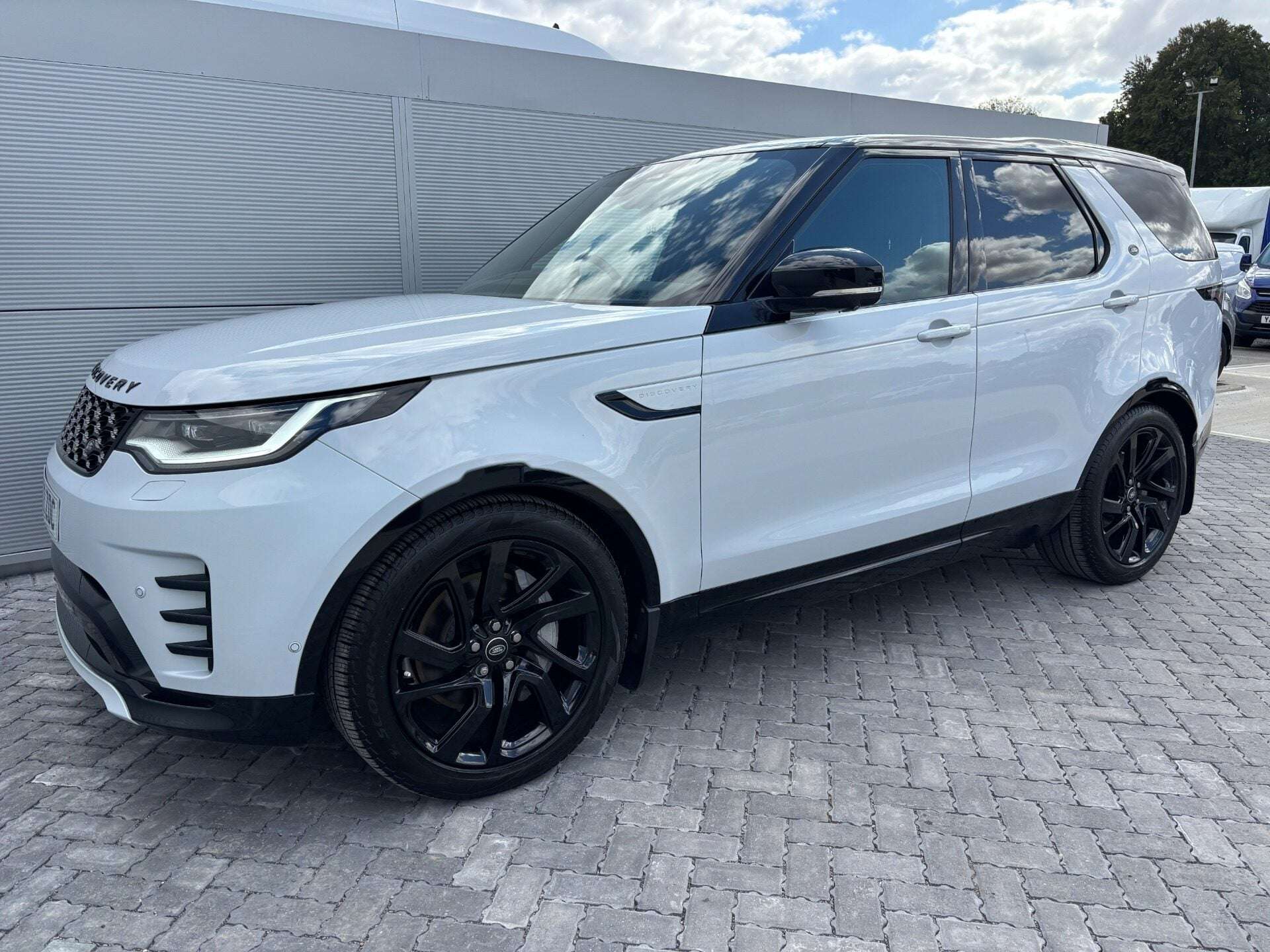 A 2023 LAND ROVER DISCOVERY D300 R-Dynamic HSE MHEV Panel Van A 2023 LAND ROVER DISCOVERY D300 R-Dynamic HSE MHEV Panel Van