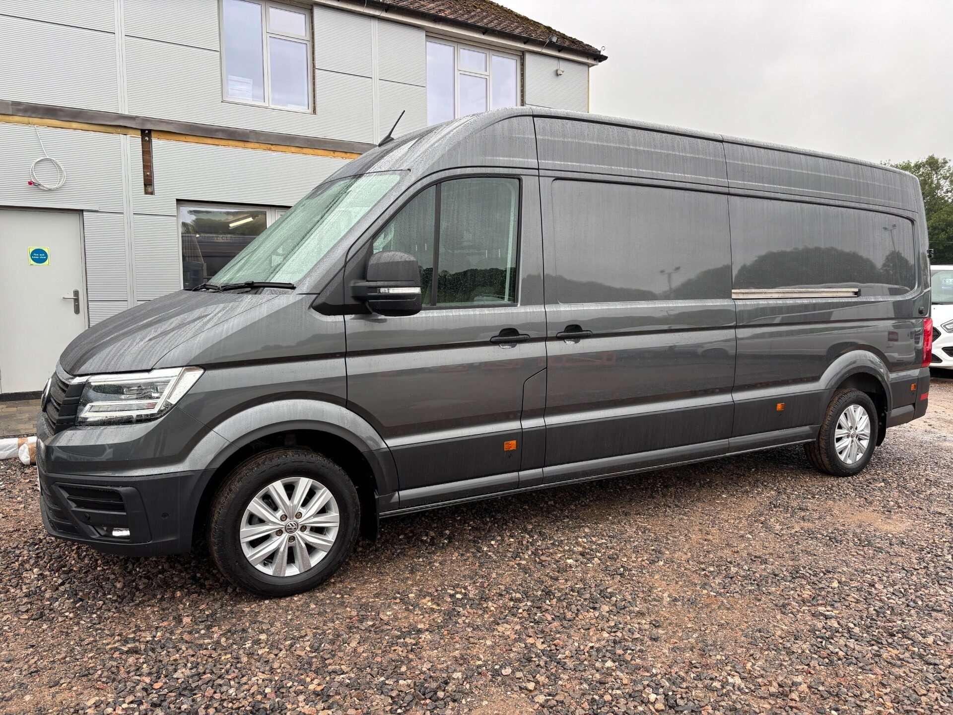 A 2023 VOLKSWAGEN CRAFTER CR35 177 ps Tdi Trendline 4Motion DSG Panel Van - Diff Lock A 2023 VOLKSWAGEN CRAFTER CR35 177 ps Tdi Trendline 4Motion DSG Panel Van - Diff Lock
