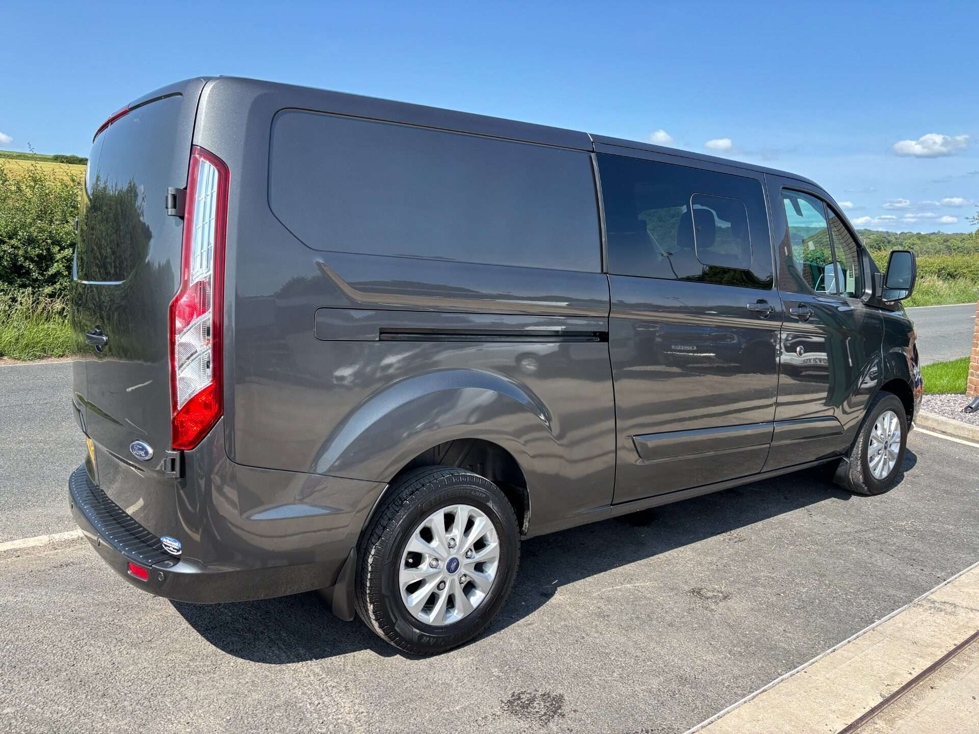 A 2022 FORD TRANSIT CUSTOM 320 L2 Limited 130 ps Selectshift Double Cab in Van A 2022 FORD TRANSIT CUSTOM 320 L2 Limited 130 ps Selectshift Double Cab in Van