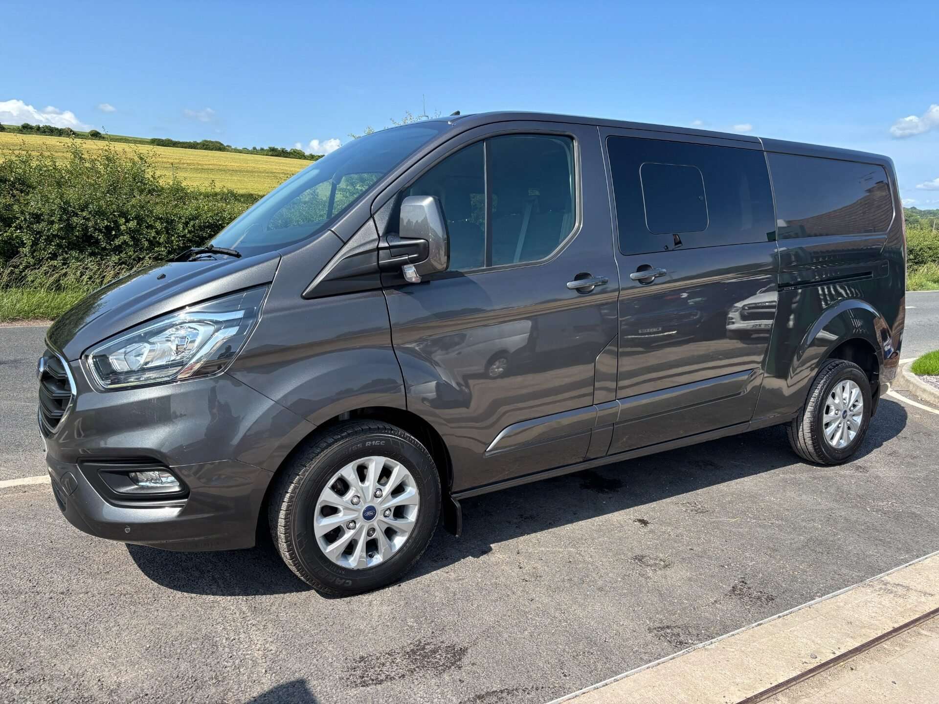 A 2022 FORD TRANSIT CUSTOM 320 L2 Limited 130 ps Selectshift Double Cab in Van A 2022 FORD TRANSIT CUSTOM 320 L2 Limited 130 ps Selectshift Double Cab in Van