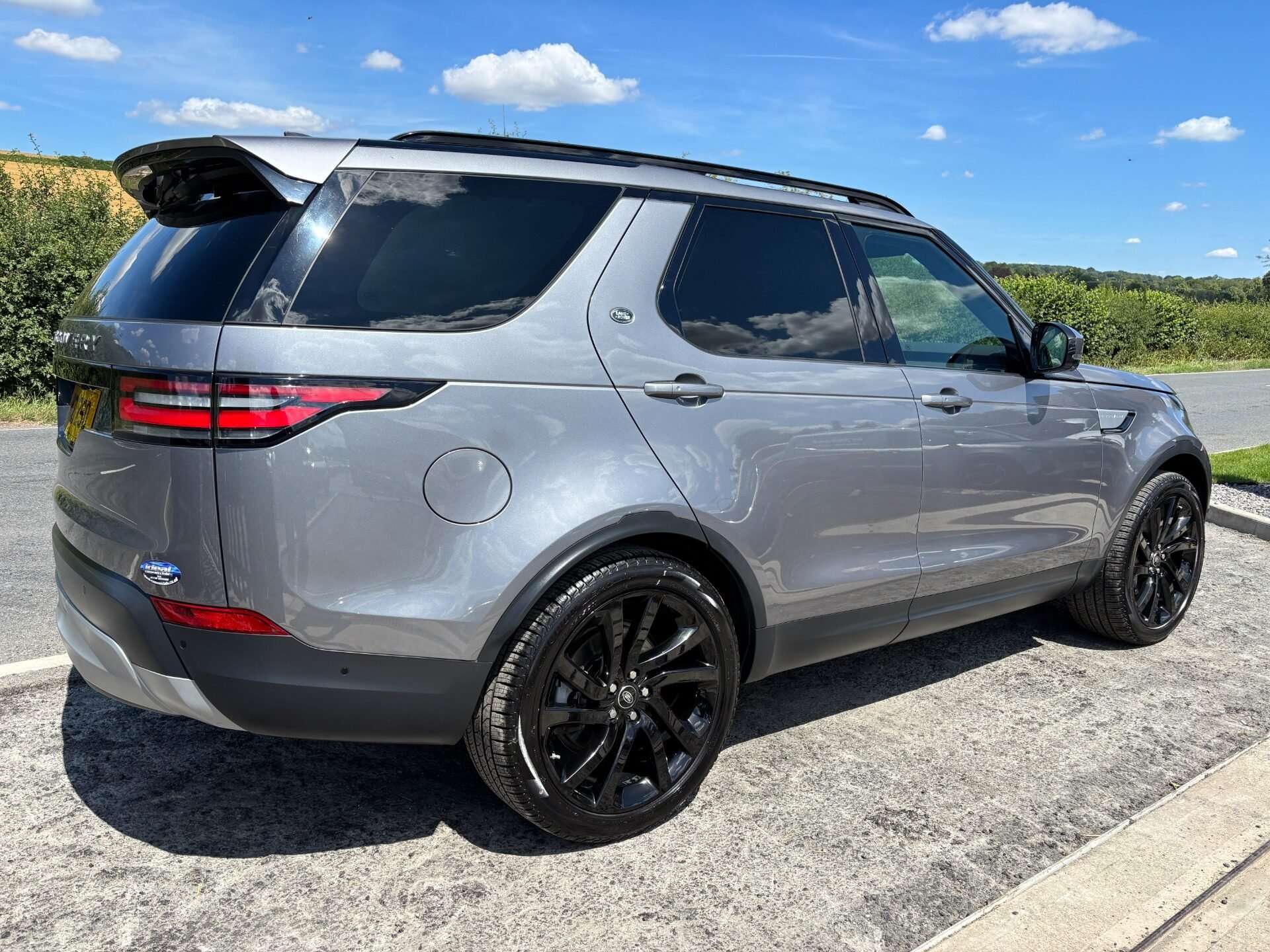 A 2021 LAND ROVER DISCOVERY SD6 Commercial HSE - Left Hand Drive - Ex Jaguar UK Car A 2021 LAND ROVER DISCOVERY SD6 Commercial HSE - Left Hand Drive - Ex Jaguar UK Car