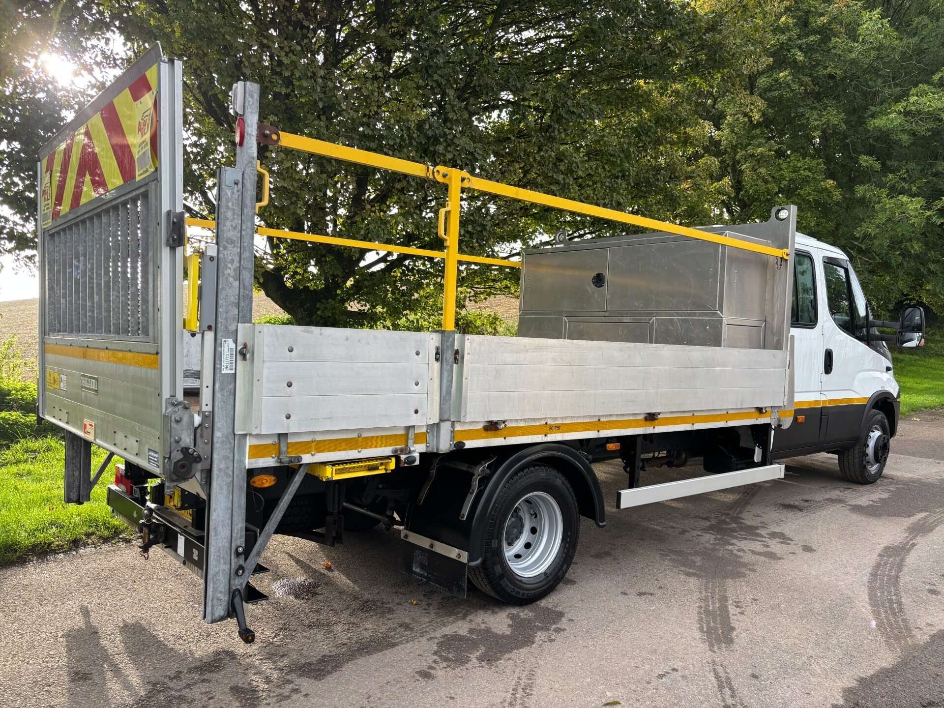 A 2019 IVECO DAILY 70C18D Crew Cab Dropside with Tail Lift - Air Con - Low Miles A 2019 IVECO DAILY 70C18D Crew Cab Dropside with Tail Lift - Air Con - Low Miles