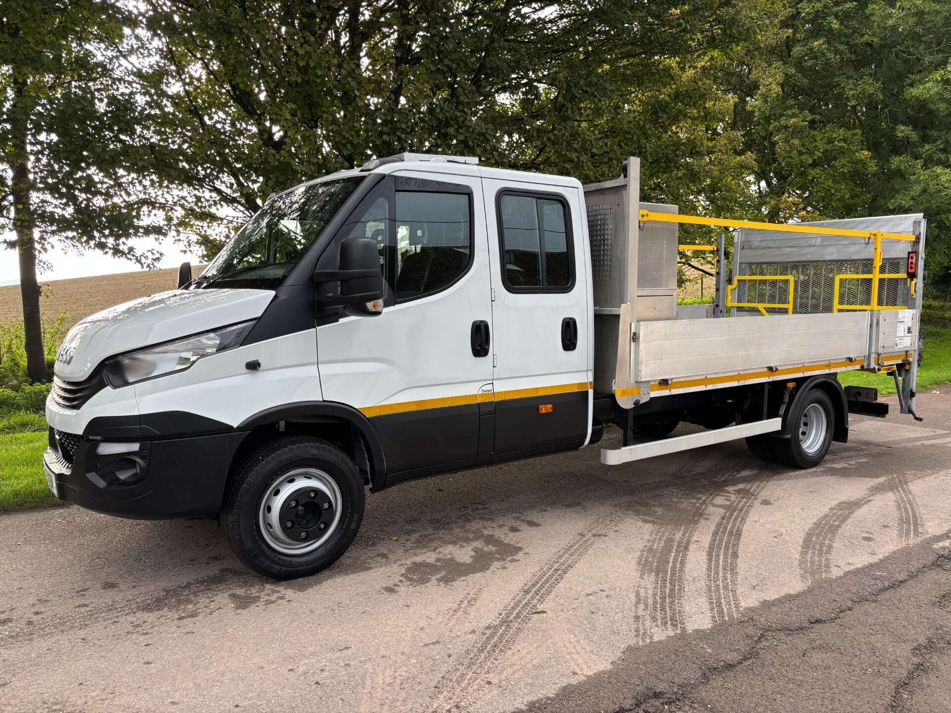A 2019 IVECO DAILY 70C18D Crew Cab Dropside with Tail Lift - Air Con - Low Miles A 2019 IVECO DAILY 70C18D Crew Cab Dropside with Tail Lift - Air Con - Low Miles