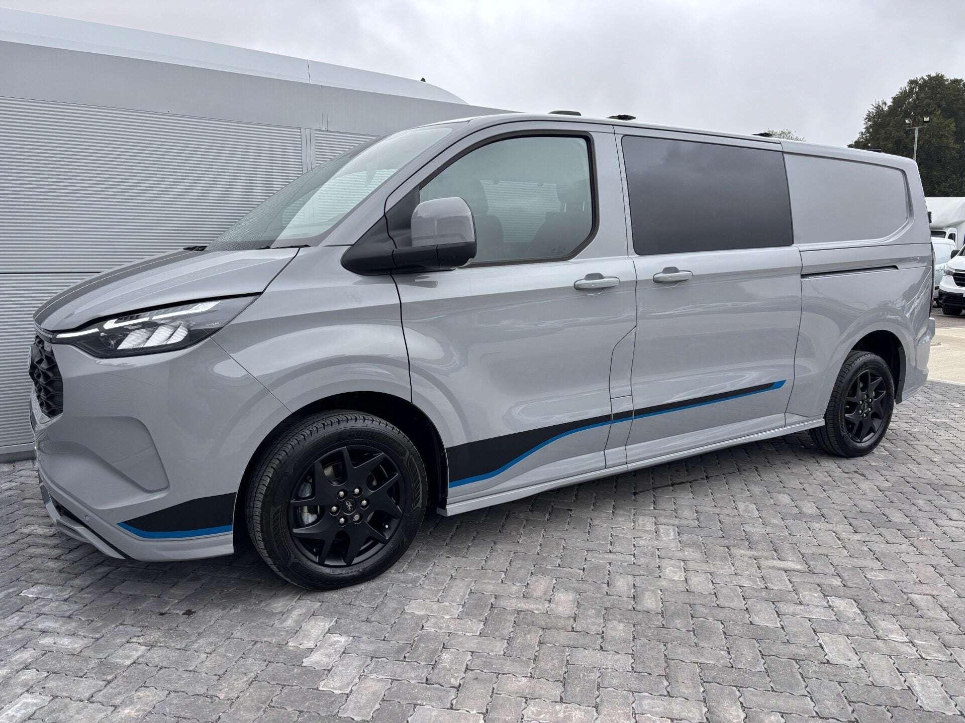 A 2025 FORD TRANSIT CUSTOM 320 Sport L2H1 Duratec 11.8 kWh PHEV Dciv A 2025 FORD TRANSIT CUSTOM 320 Sport L2H1 Duratec 11.8 kWh PHEV Dciv