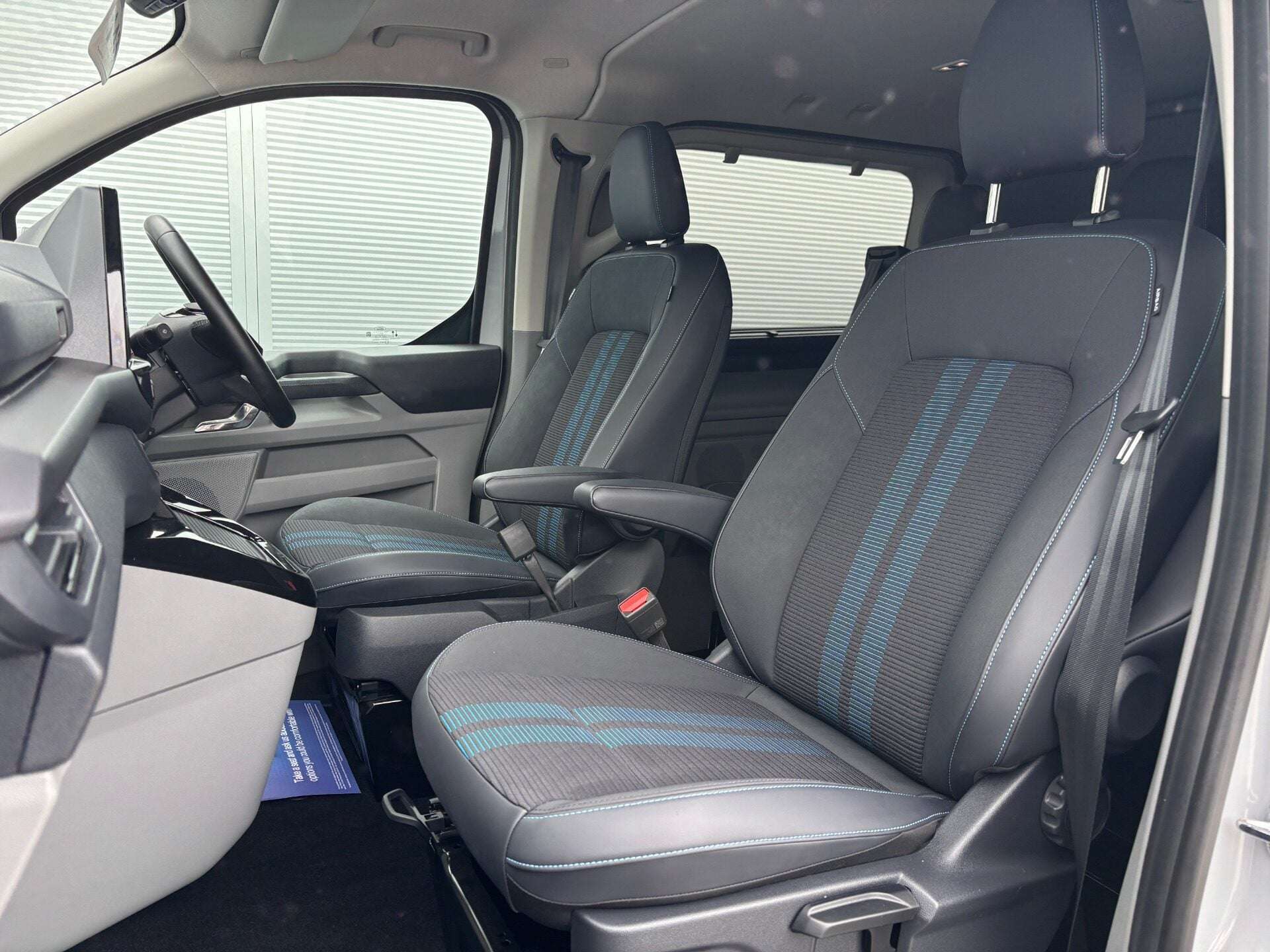 A 2025 FORD TRANSIT CUSTOM 320 Sport L2H1 Duratec 11.8 kWh PHEV Dciv A 2025 FORD TRANSIT CUSTOM 320 Sport L2H1 Duratec 11.8 kWh PHEV Dciv