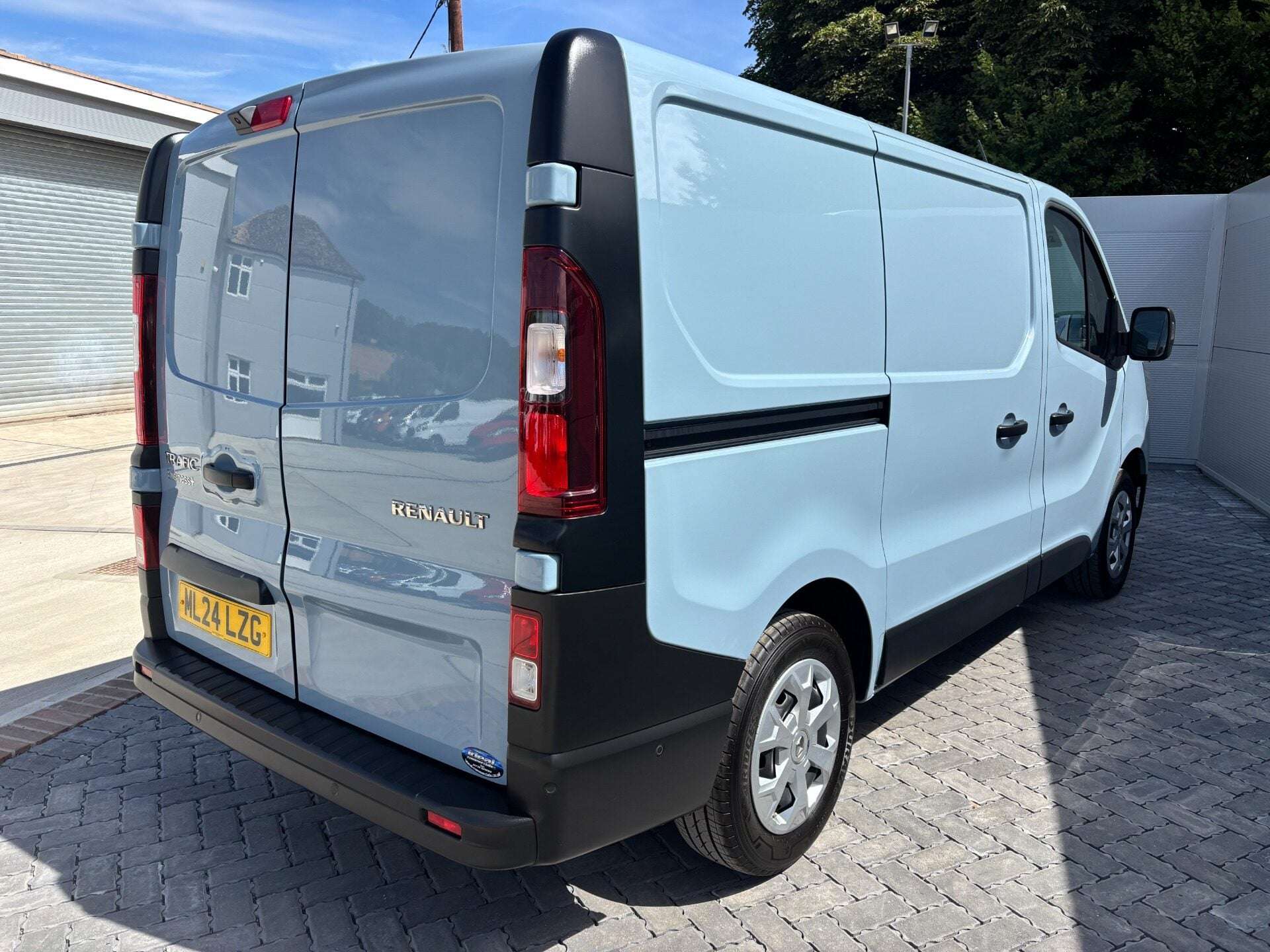 A 2024 RENAULT TRAFIC SL28 Business Plus 130 ps dCi - Twin Side Loading Doors A 2024 RENAULT TRAFIC SL28 Business Plus 130 ps dCi - Twin Side Loading Doors