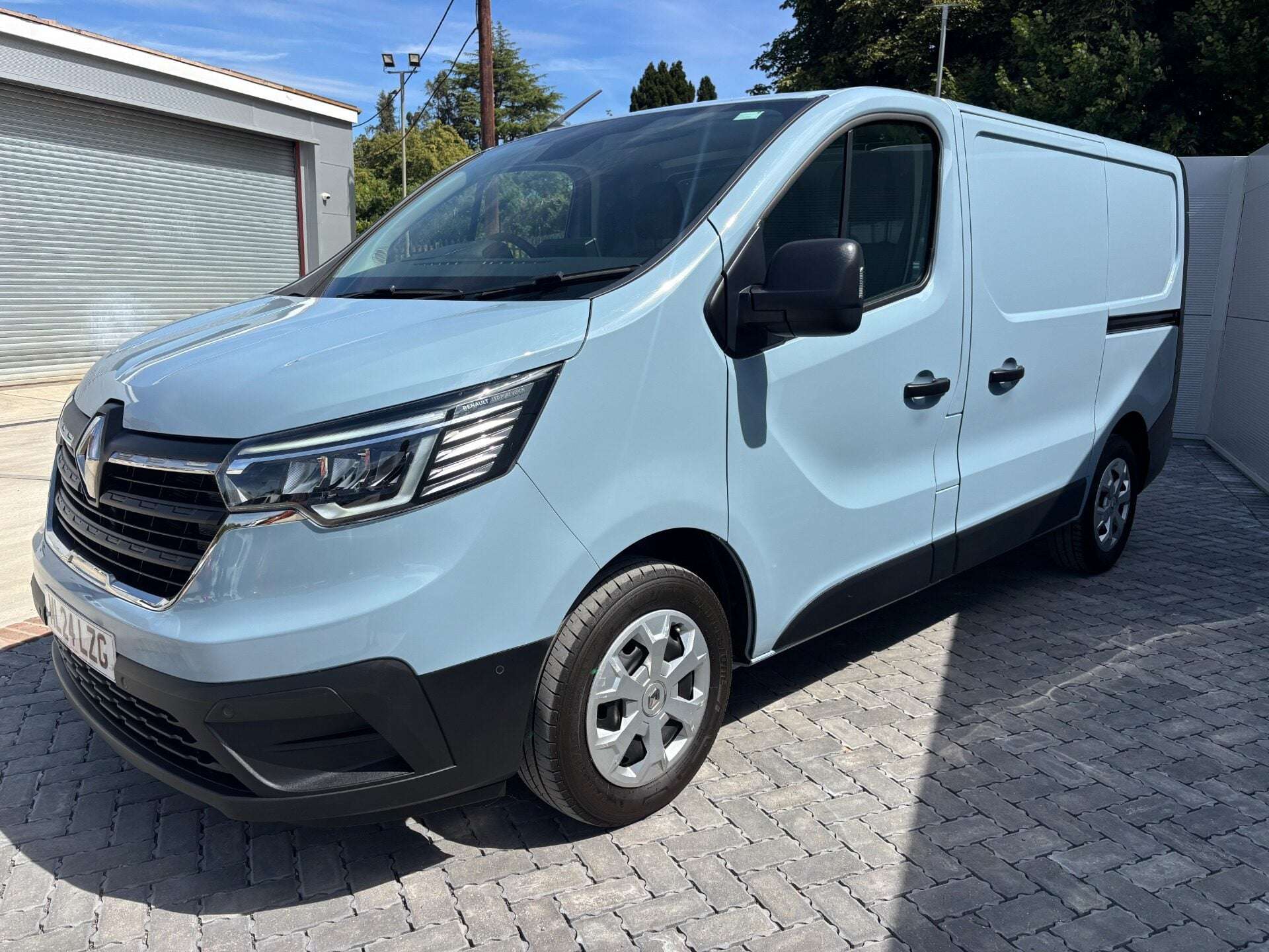 A 2024 RENAULT TRAFIC SL28 Business Plus 130 ps dCi - Twin Side Loading Doors A 2024 RENAULT TRAFIC SL28 Business Plus 130 ps dCi - Twin Side Loading Doors
