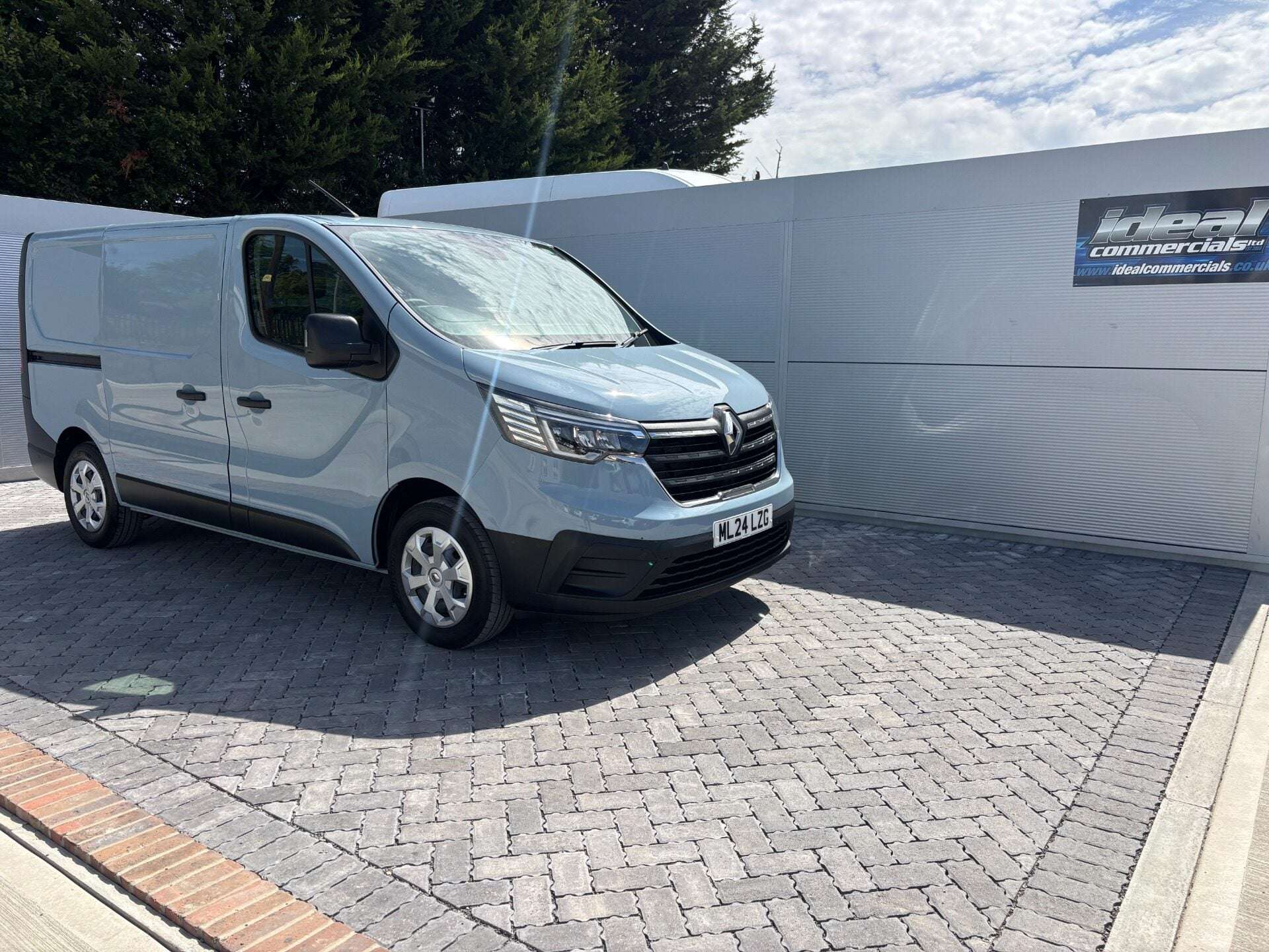 A 2024 RENAULT TRAFIC SL28 Business Plus 130 ps dCi - Twin Side Loading Doors A 2024 RENAULT TRAFIC SL28 Business Plus 130 ps dCi - Twin Side Loading Doors
