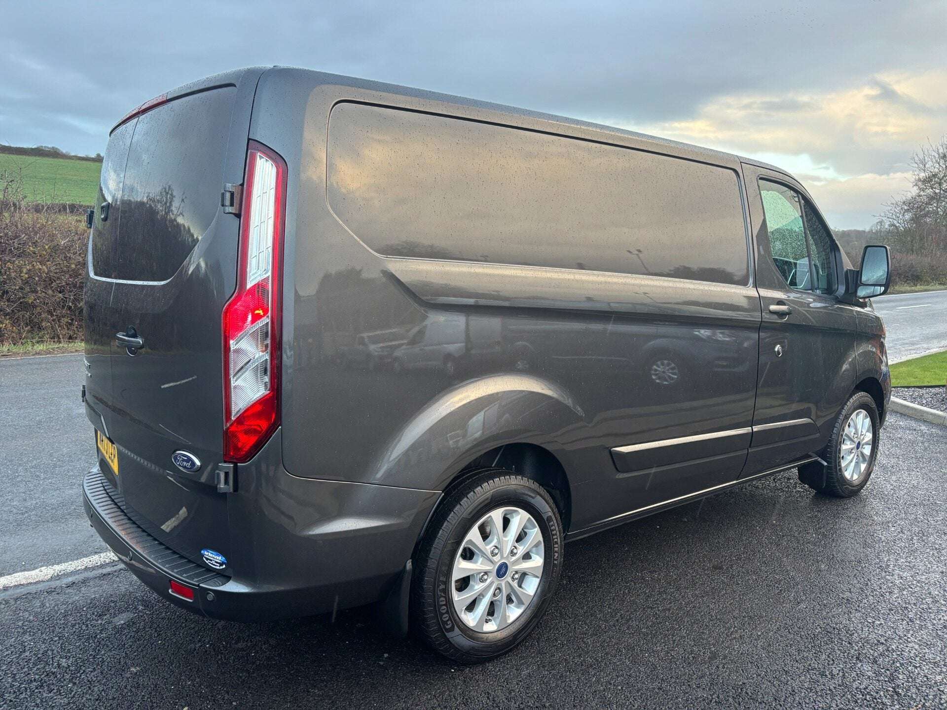A 2023 FORD TRANSIT CUSTOM 320 L1 Limited 170 ps Panel Van - Automatic A 2023 FORD TRANSIT CUSTOM 320 L1 Limited 170 ps Panel Van - Automatic