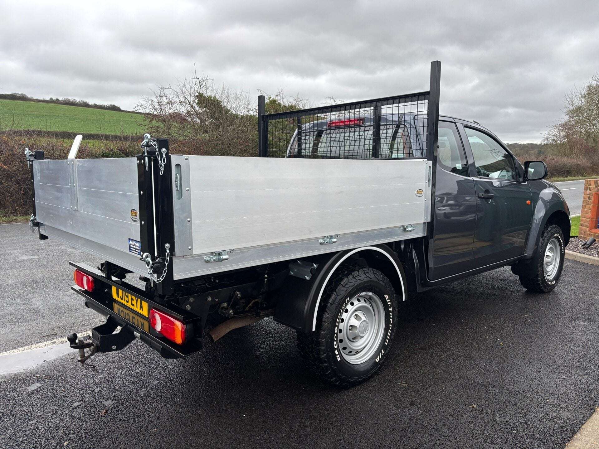 A 2019 ISUZU D-MAX ECB 1.9 TD Extra Cab Tipper A 2019 ISUZU D-MAX ECB 1.9 TD Extra Cab Tipper