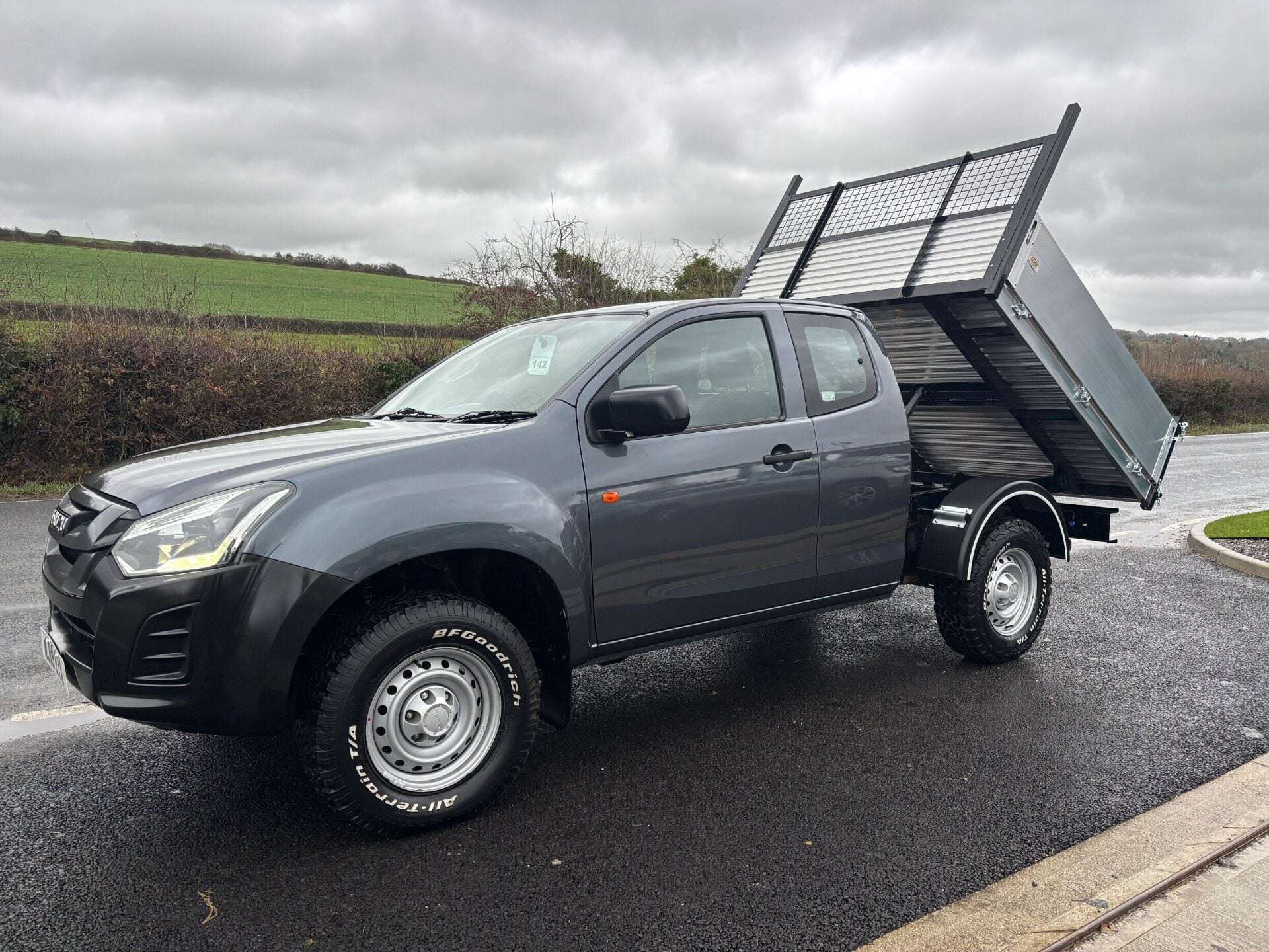 A 2019 ISUZU D-MAX ECB 1.9 TD Extra Cab Tipper A 2019 ISUZU D-MAX ECB 1.9 TD Extra Cab Tipper