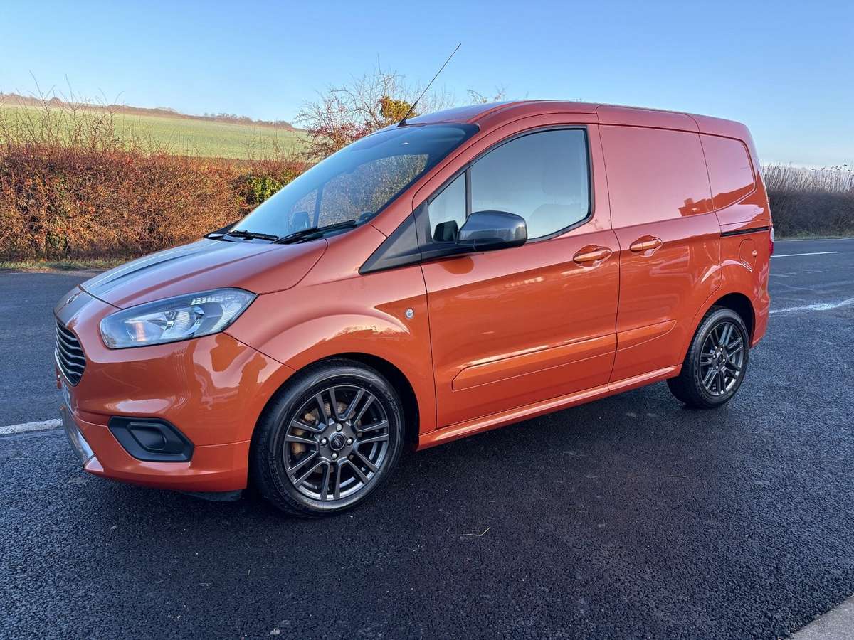 Check out this Ford Transit Courier 2023 Petrol Manual