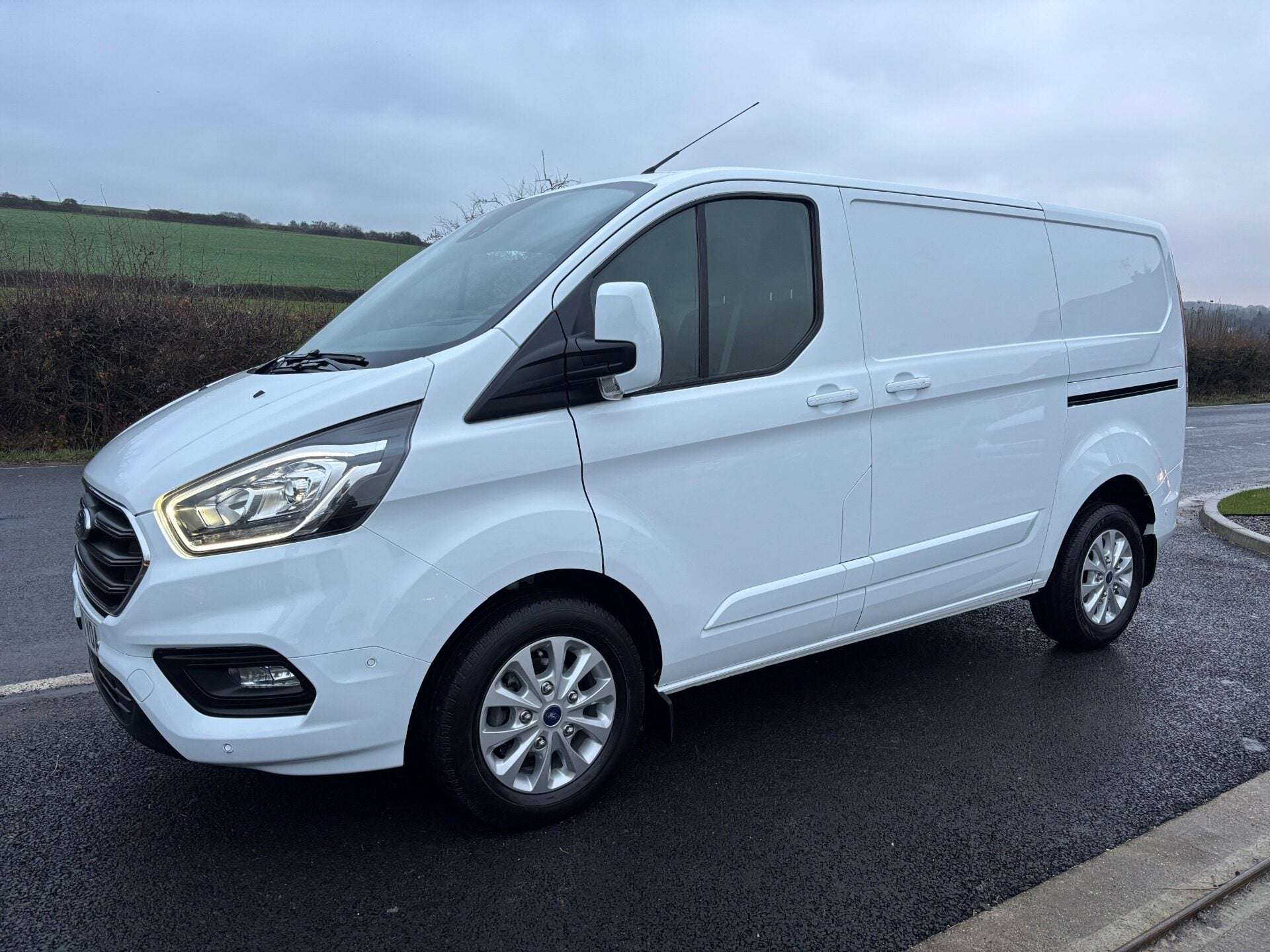 A 2020 FORD TRANSIT CUSTOM 300 L1 Limited 130 ps Automatic - Twin Side Doors / Adaptive Cruise A 2020 FORD TRANSIT CUSTOM 300 L1 Limited 130 ps Automatic - Twin Side Doors / Adaptive Cruise