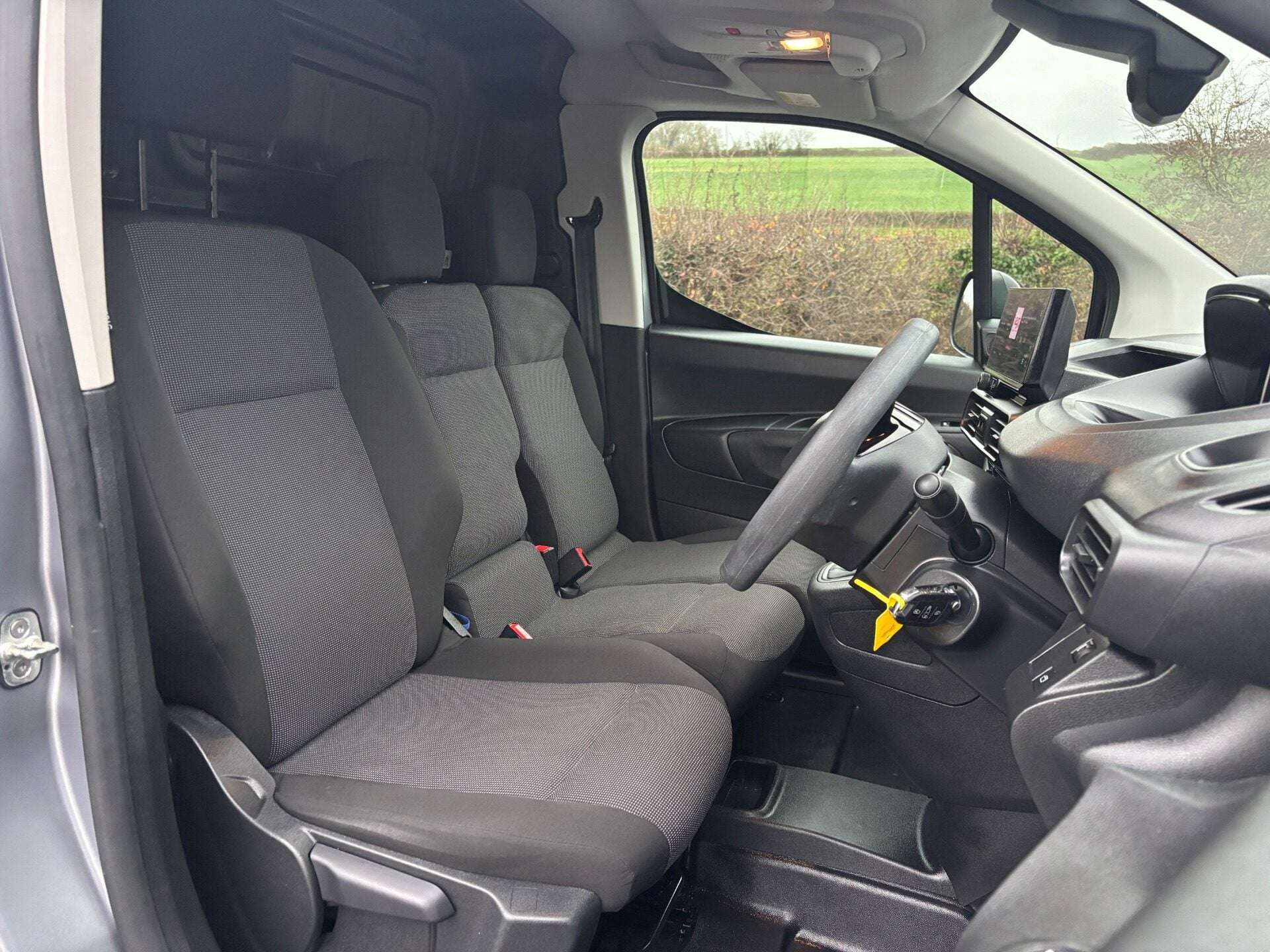 A 2024 PEUGEOT PARTNER 102 ps BlueHdi Professional L2 A 2024 PEUGEOT PARTNER 102 ps BlueHdi Professional L2