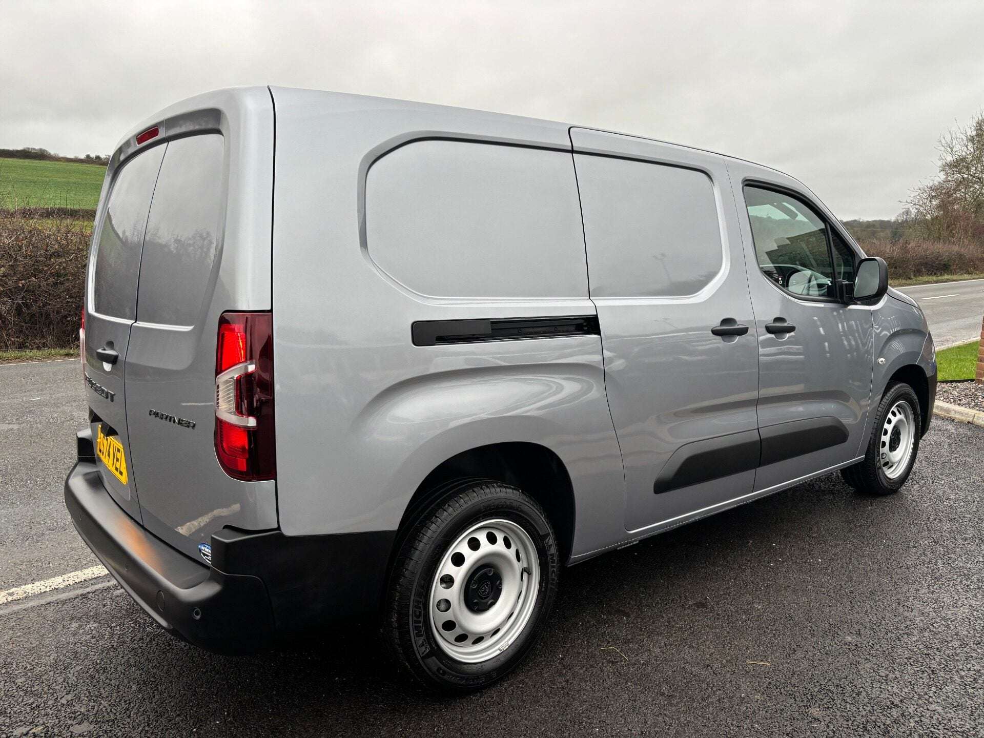 A 2024 PEUGEOT PARTNER 102 ps BlueHdi Professional L2 A 2024 PEUGEOT PARTNER 102 ps BlueHdi Professional L2