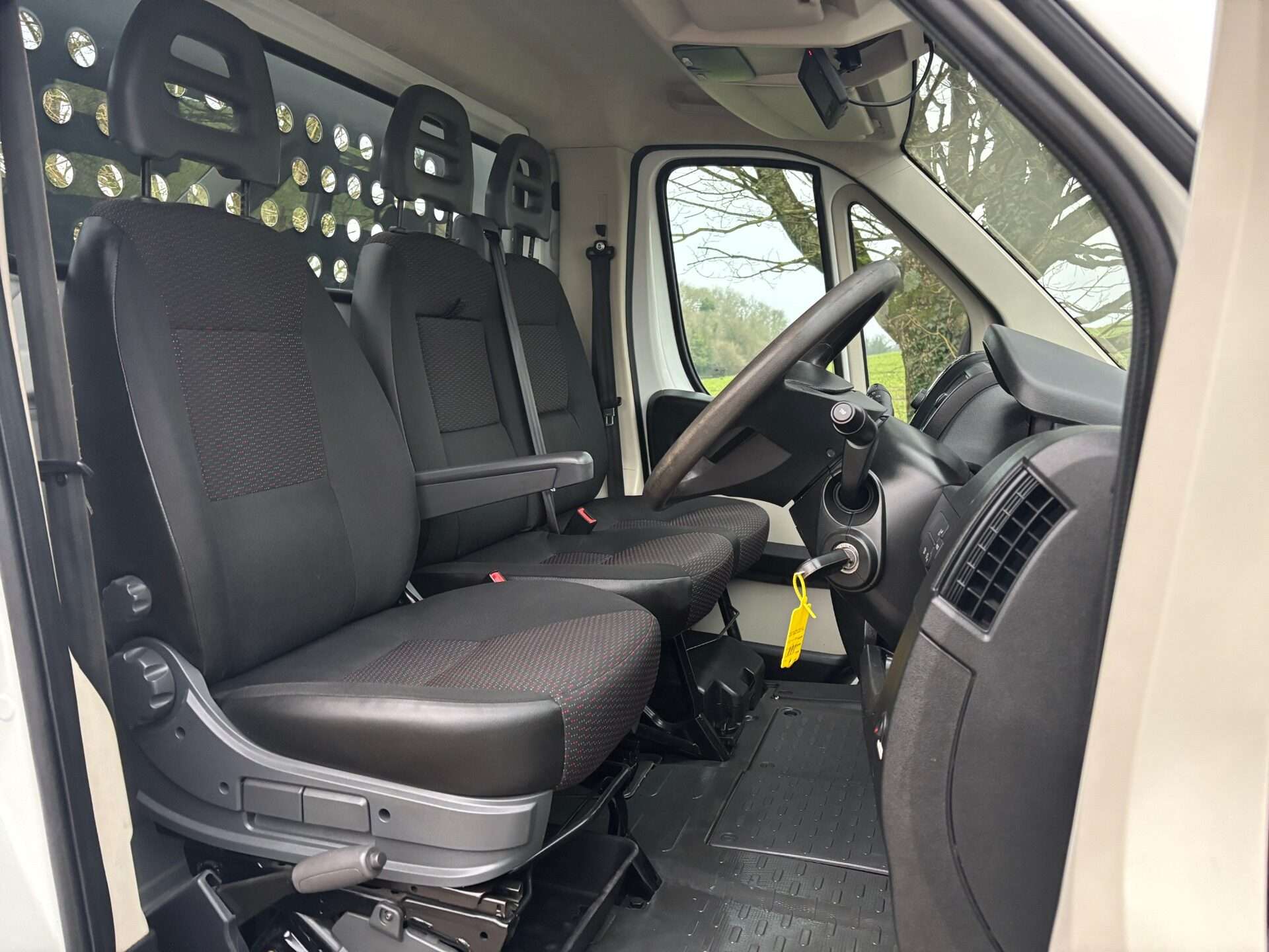 A 2019 CITROEN RELAY 35 Heavy 160 ps L3 Dropside with Tail Lift - Air Con A 2019 CITROEN RELAY 35 Heavy 160 ps L3 Dropside with Tail Lift - Air Con