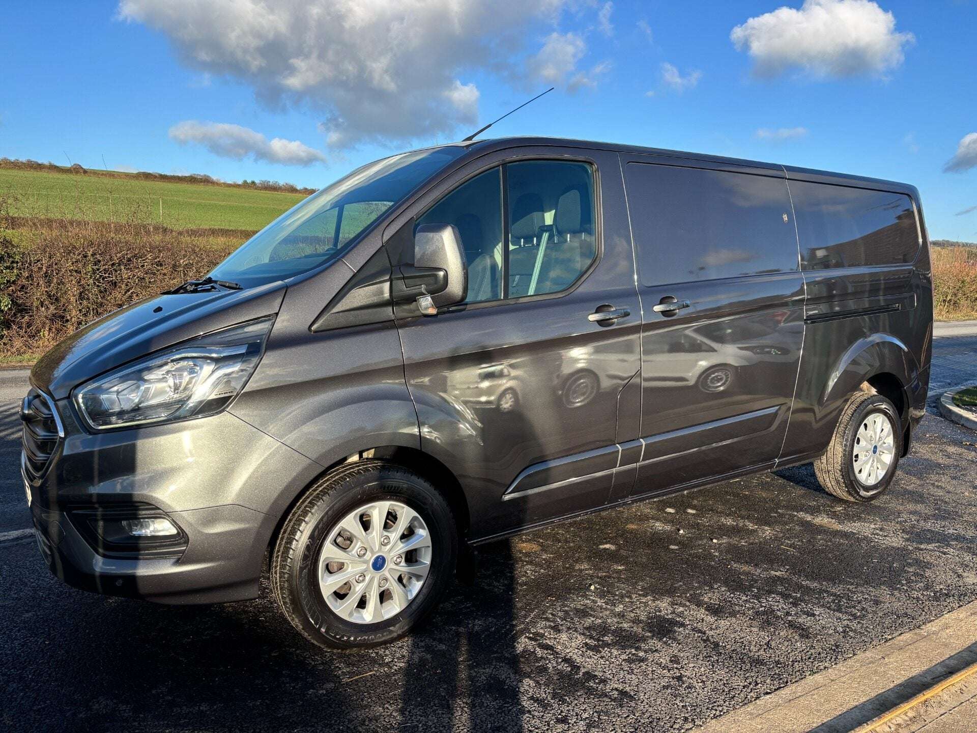 A 2021 FORD TRANSIT CUSTOM 300 L2 130 ps Limited Panel Van - Upgraded Locks A 2021 FORD TRANSIT CUSTOM 300 L2 130 ps Limited Panel Van - Upgraded Locks