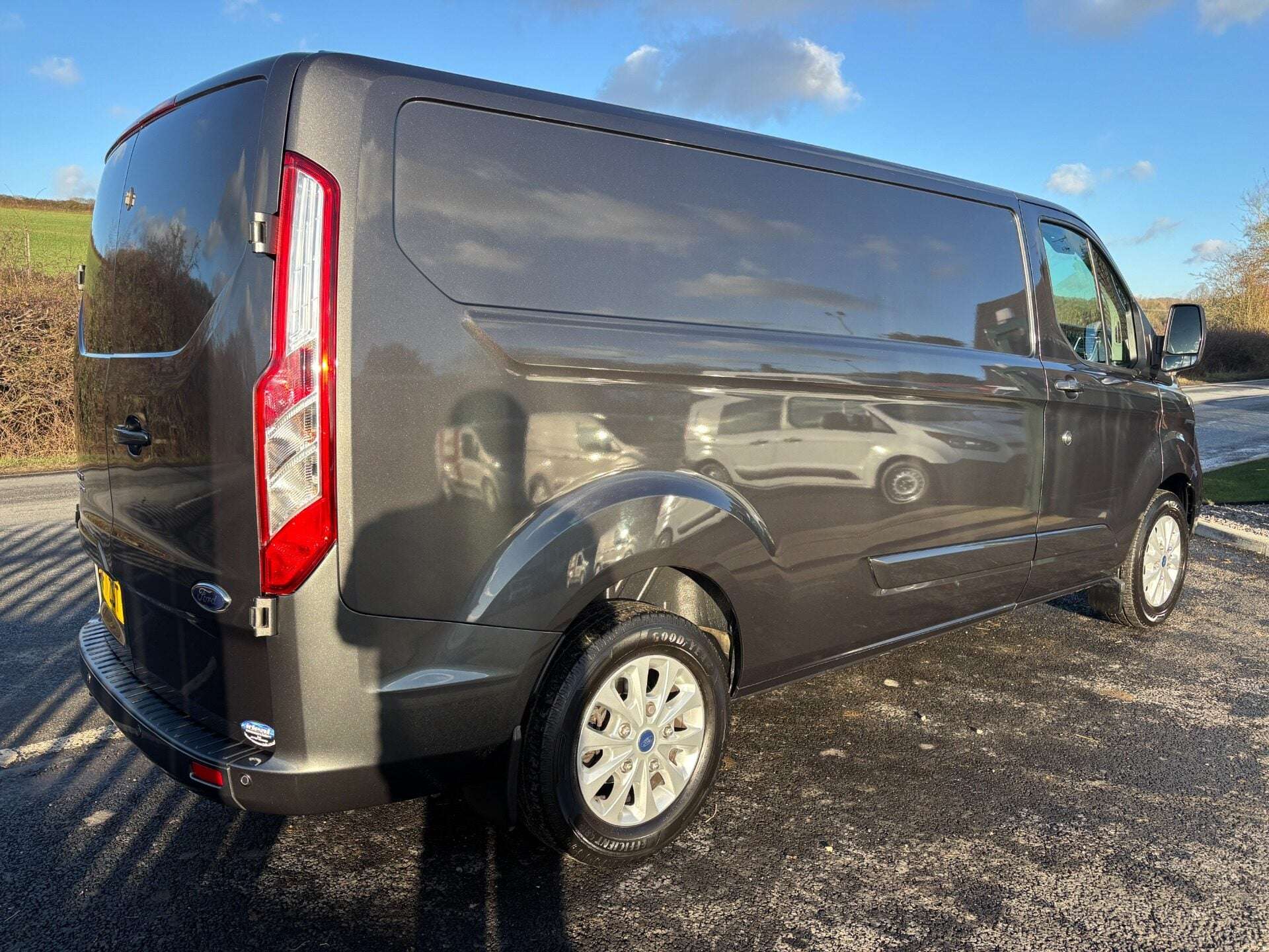A 2021 FORD TRANSIT CUSTOM 300 L2 130 ps Limited Panel Van - Upgraded Locks A 2021 FORD TRANSIT CUSTOM 300 L2 130 ps Limited Panel Van - Upgraded Locks