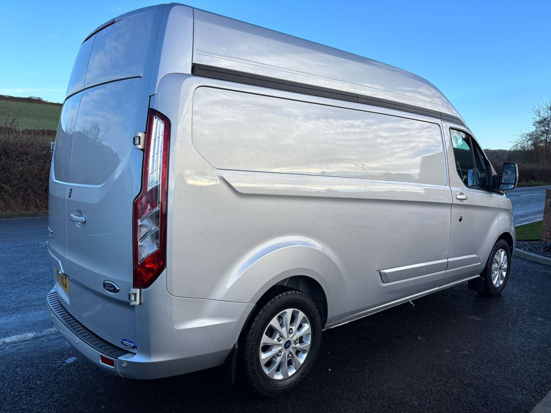 A 2021 FORD TRANSIT CUSTOM 300 L2 H2 170 ps Limited Automatic - Workshop Van A 2021 FORD TRANSIT CUSTOM 300 L2 H2 170 ps Limited Automatic - Workshop Van