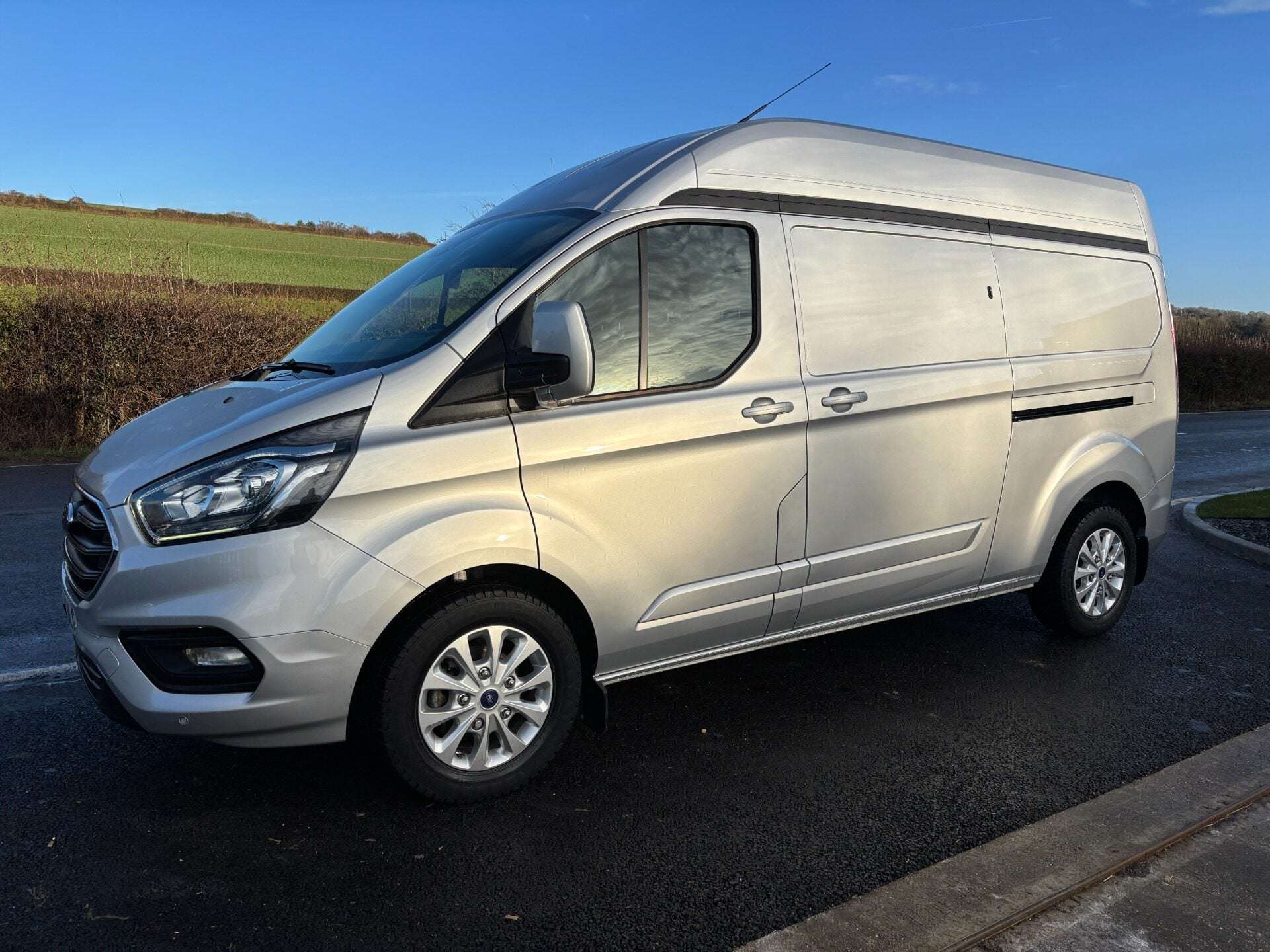 A 2021 FORD TRANSIT CUSTOM 300 L2 H2 170 ps Limited Automatic - Workshop Van A 2021 FORD TRANSIT CUSTOM 300 L2 H2 170 ps Limited Automatic - Workshop Van