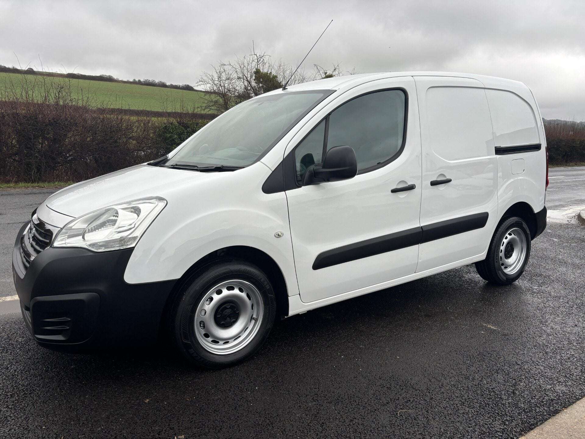 A 2016 PEUGEOT PARTNER 850 S L1 1.6 Hdi 92ps Panel Van - Air Conditioning A 2016 PEUGEOT PARTNER 850 S L1 1.6 Hdi 92ps Panel Van - Air Conditioning