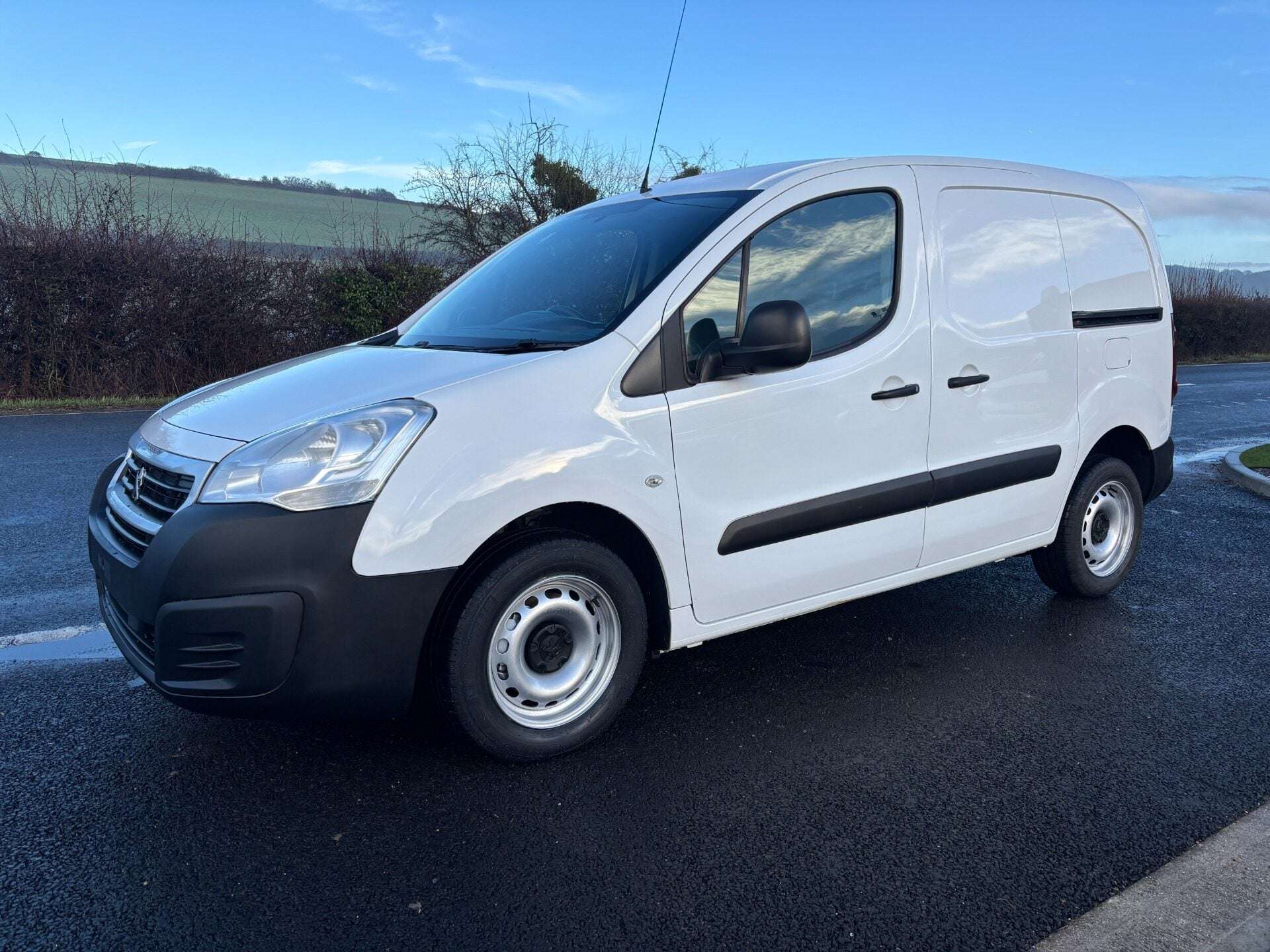 A 2016 PEUGEOT PARTNER 850 S L1 1.6 Hdi 92ps Panel Van - Air Conditioning A 2016 PEUGEOT PARTNER 850 S L1 1.6 Hdi 92ps Panel Van - Air Conditioning