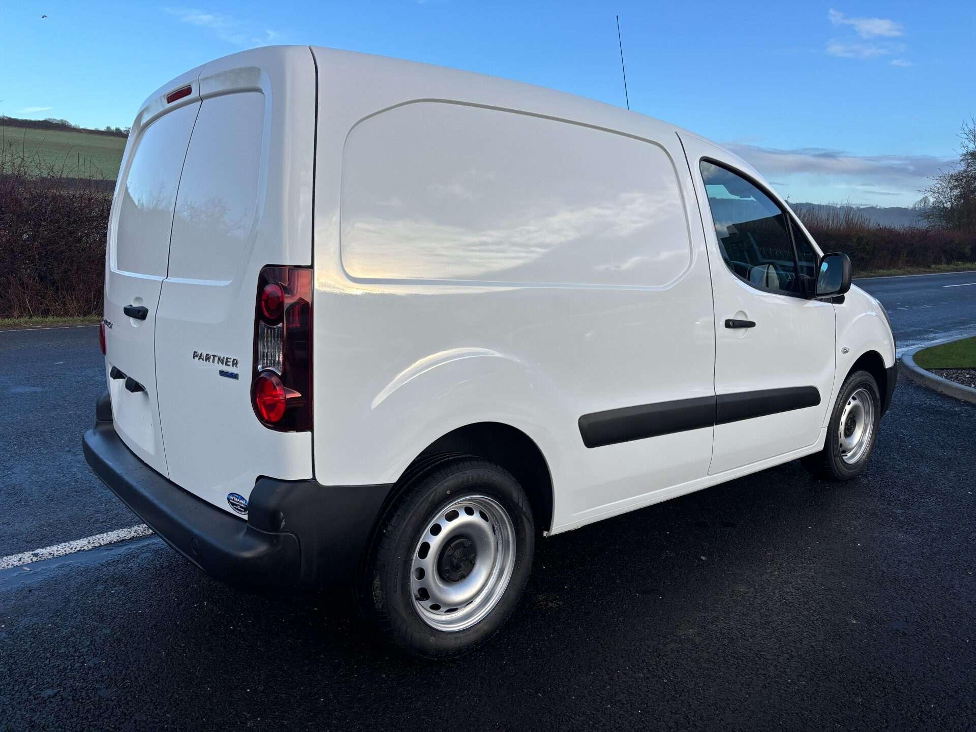 A 2016 PEUGEOT PARTNER 850 S L1 1.6 Hdi 92ps Panel Van - Air Conditioning A 2016 PEUGEOT PARTNER 850 S L1 1.6 Hdi 92ps Panel Van - Air Conditioning