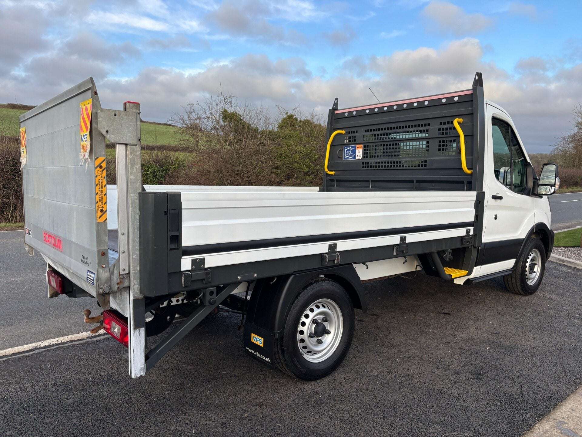 A 2020 FORD TRANSIT 350 Srw L2 Leader 130 ps Dropside Truck with Tail Lift A 2020 FORD TRANSIT 350 Srw L2 Leader 130 ps Dropside Truck with Tail Lift