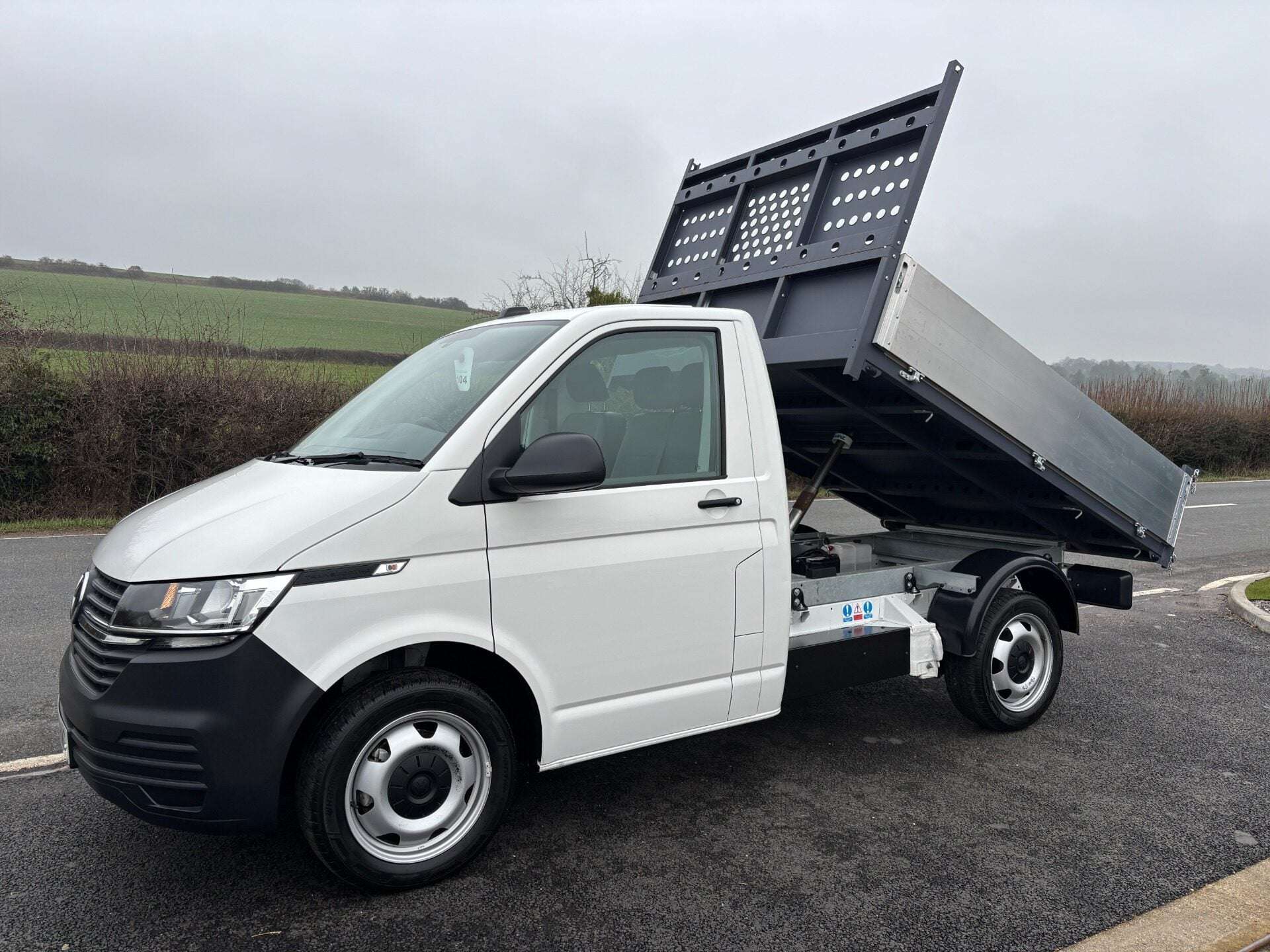 A 2023 VOLKSWAGEN TRANSPORTER T32 150 ps Tdi Single Cab Tipper A 2023 VOLKSWAGEN TRANSPORTER T32 150 ps Tdi Single Cab Tipper