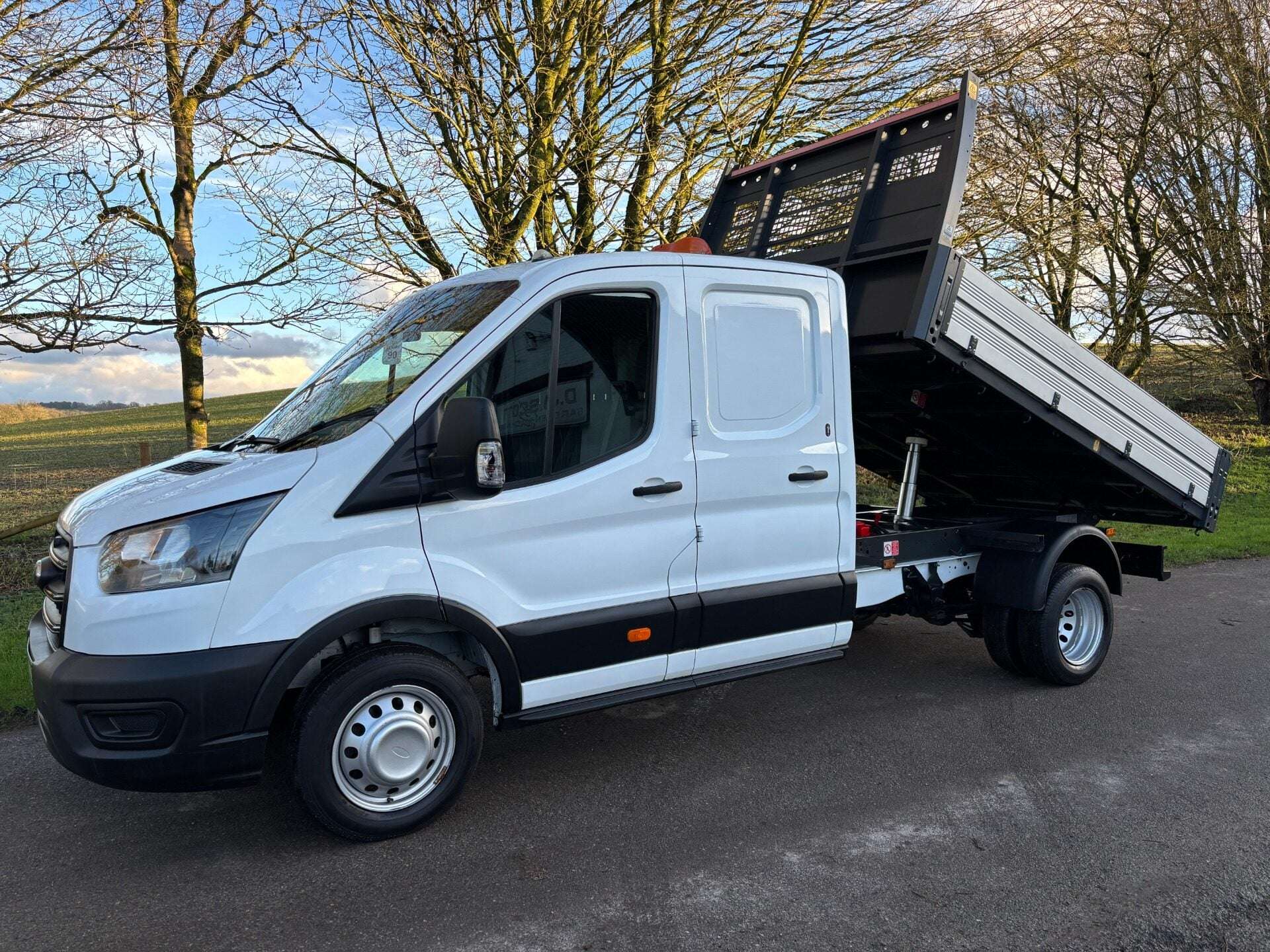 A 2020 FORD TRANSIT 350 Drw 130 ps L3 Utility Cab Tipper - Tow Axle A 2020 FORD TRANSIT 350 Drw 130 ps L3 Utility Cab Tipper - Tow Axle
